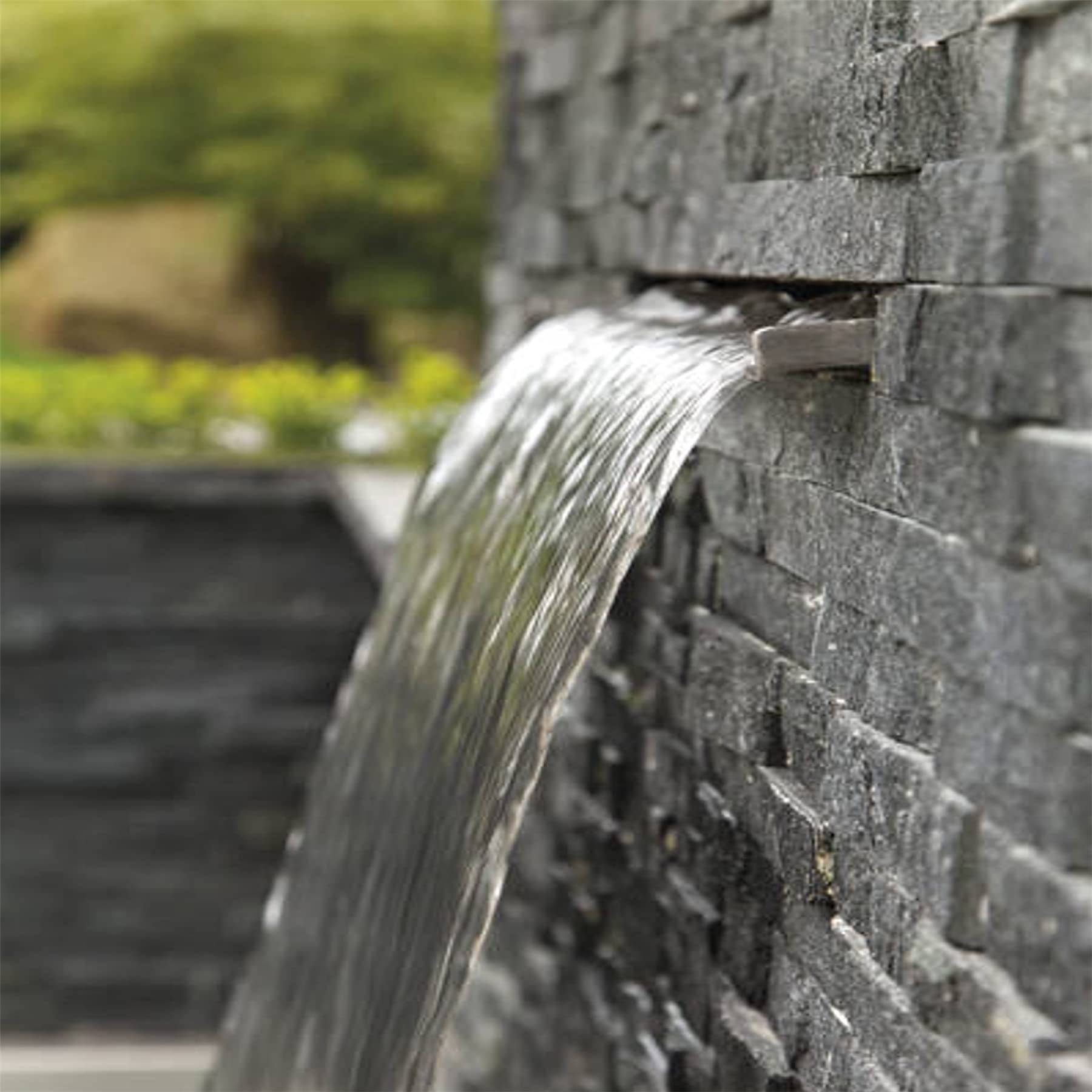 Oase 50704 Waterfall 30 - Wasserfallschütte aus Edelstahl für die Montage an Wänden und Mauern, Wasserfallbeleuchtung, Überlaufbreite 30 cm