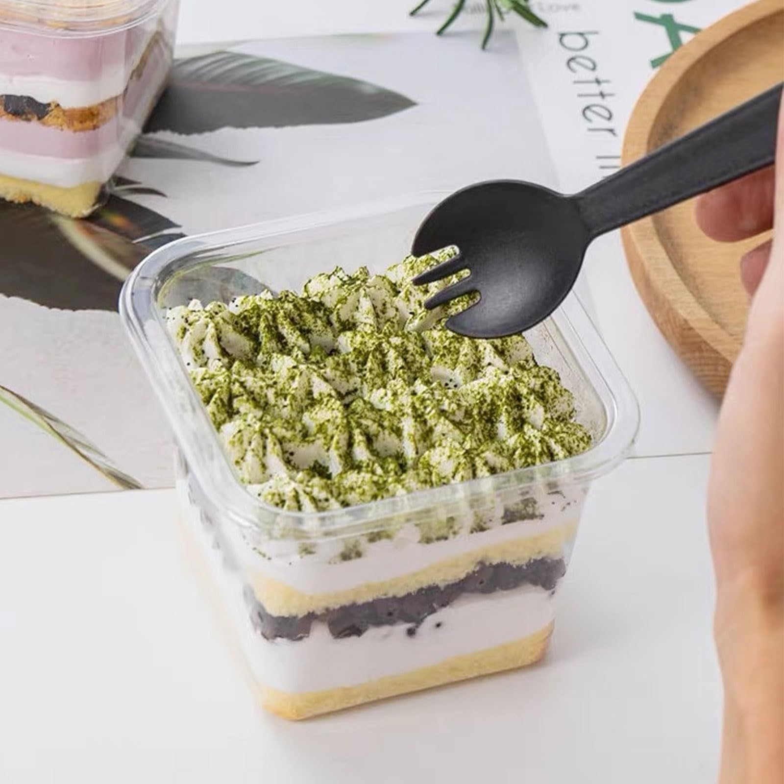 MeYuxg Plastikowe kubki deserowe, 360 ml, z pokrywką, 50 sztuk plastikowych kubków deserowych, z 50 łyżeczkami, wielokrotnego użytku, kwadratowe miseczki deserowe do deserów tiramisu, puddingu, musu