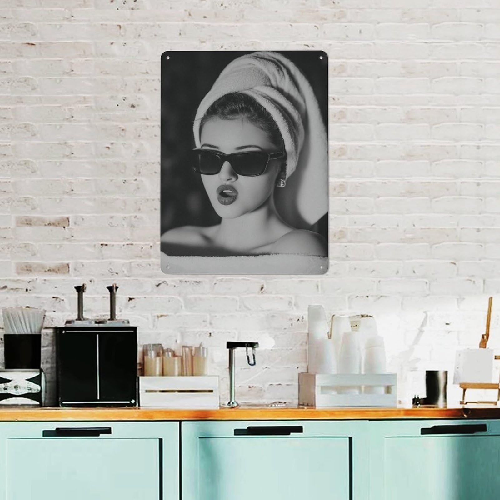 Rucatto El póster cuenta con una mujer elegante con gafas de sol y con una toalla envuelta alrededor de su cabeza. Moderno póster de metal para decoración de pared del hogar, 40 x 30 cm
