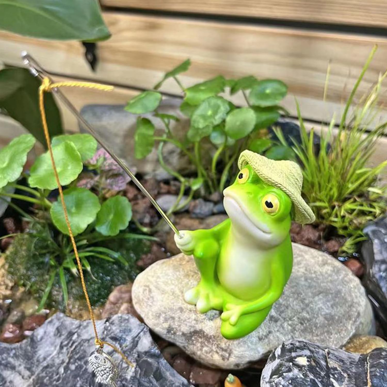 MURISE Dekoracyjne figurki żaby, figurki ogrodowe na zewnątrz, żaba do mini stawu, statuetka żaby z żywicy, do mini stawu, stawu tarasowego, wanny cynkowej, fontanny solarnej, ogrodu, na balkon