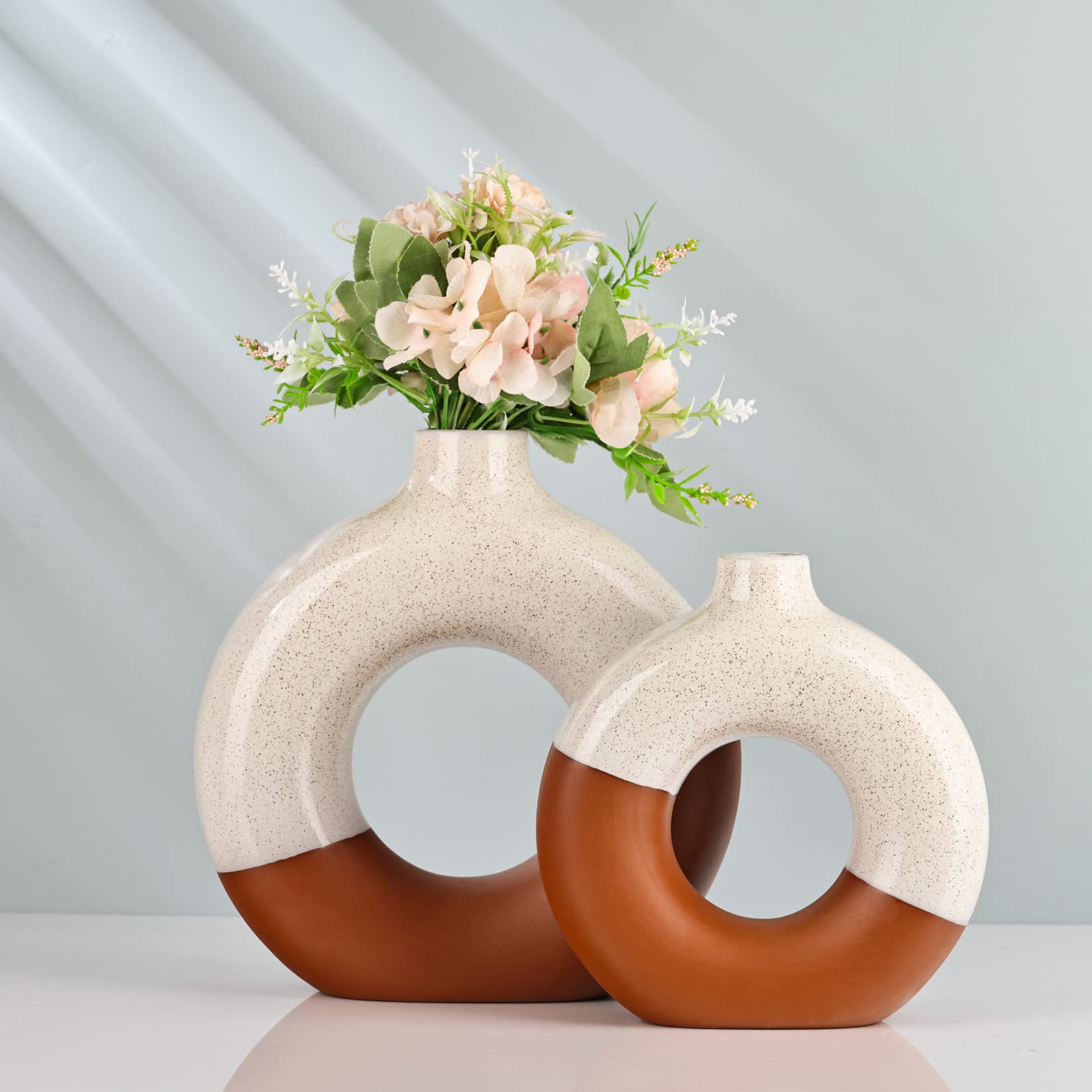 円筒形ホワイト花瓶 花模様付き　2個セット Amazon.co.jp: 円形花瓶 2個セット – ホワイトとテラコッタドーナツ