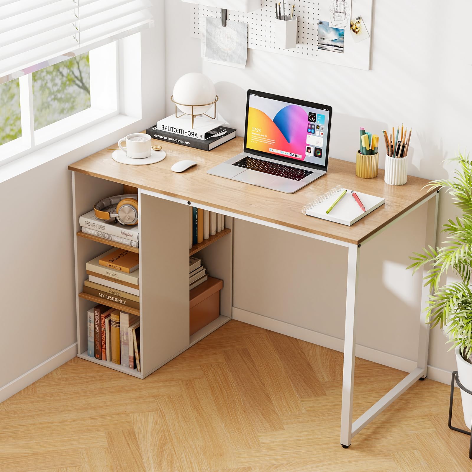 FANTASK Scrivania, 115 x 59 cm, scrivania per computer con vano portaoggetti e telaio in metallo, moderno tavolo da ufficio con 5 ripiani, tavolo per PC per camera da letto, studio (naturale + bianco)