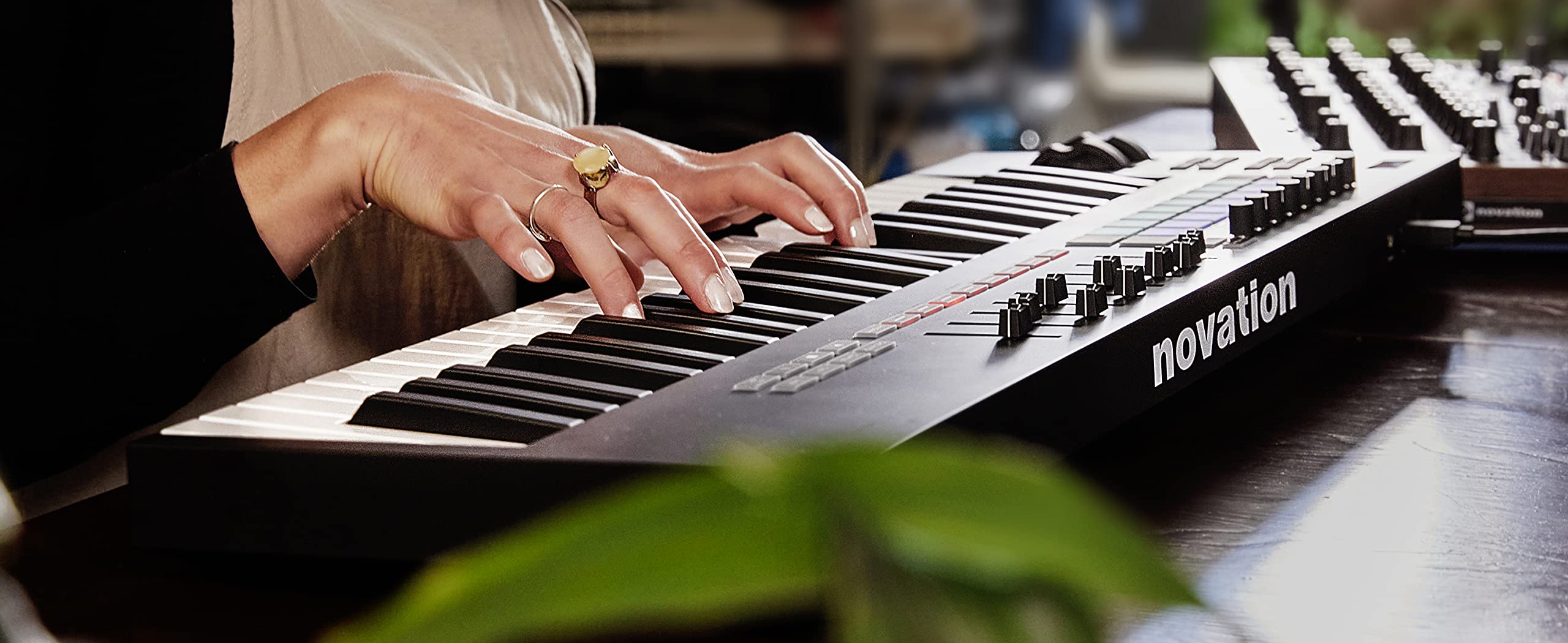 Amazon | NOVATION ノベーション MIDIキーボード/コントローラー 37 