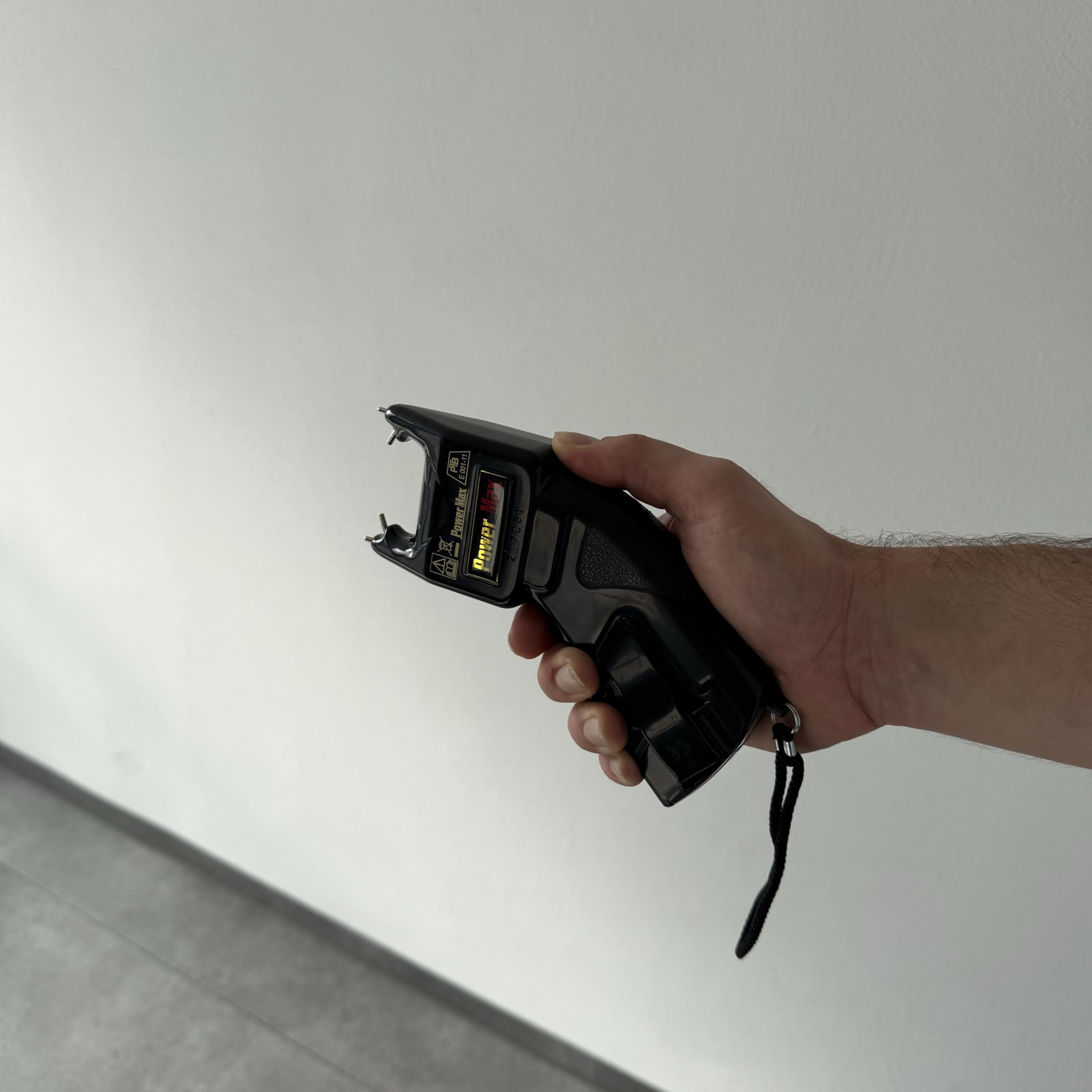 Elektroschocker Power Max 500.000 V Stun Gun zugelassen in Deutschland mit 2X 9 V Batterien + Protect Pfefferspray 40ml Direktstrahl