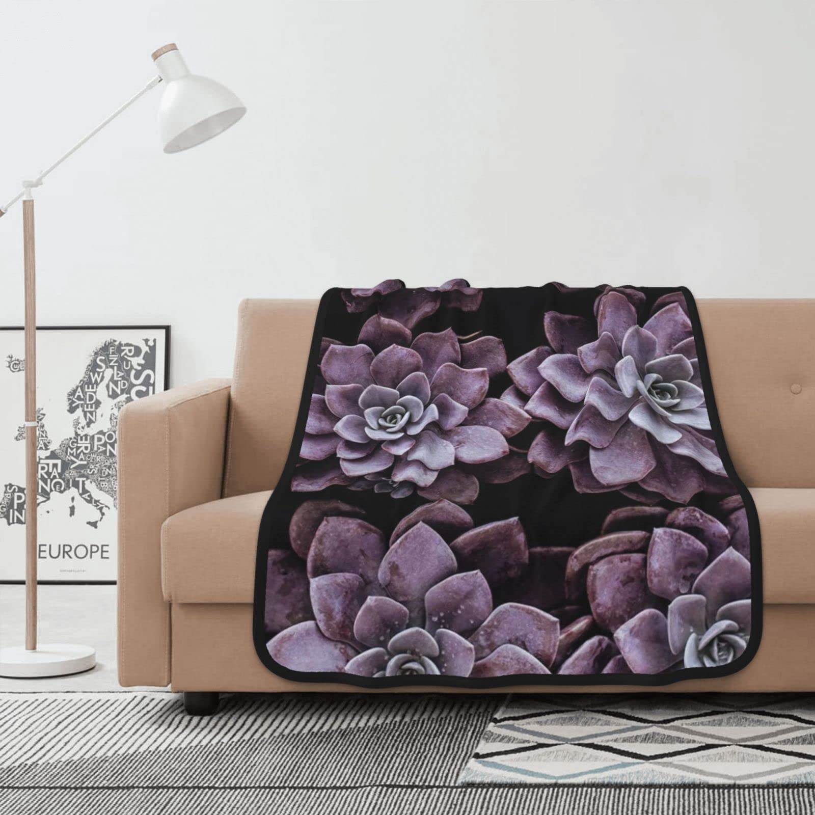 Couverture flanelle douce contre le froid hivernal sur le lit