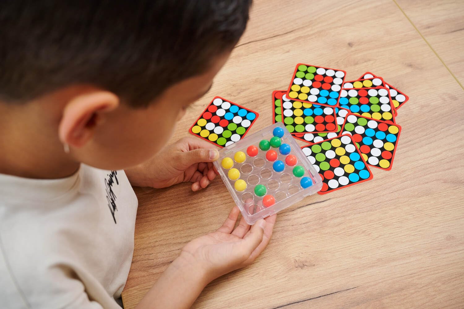 Noris 606134744 IQ Ball-Move-spel (logisch spel vanaf 6 jaar), slim denkspel voor 1 persoon in compact formaat met 20 sjablonen en blanco kaarten, hersenjogging voor kinderen en volwassenen