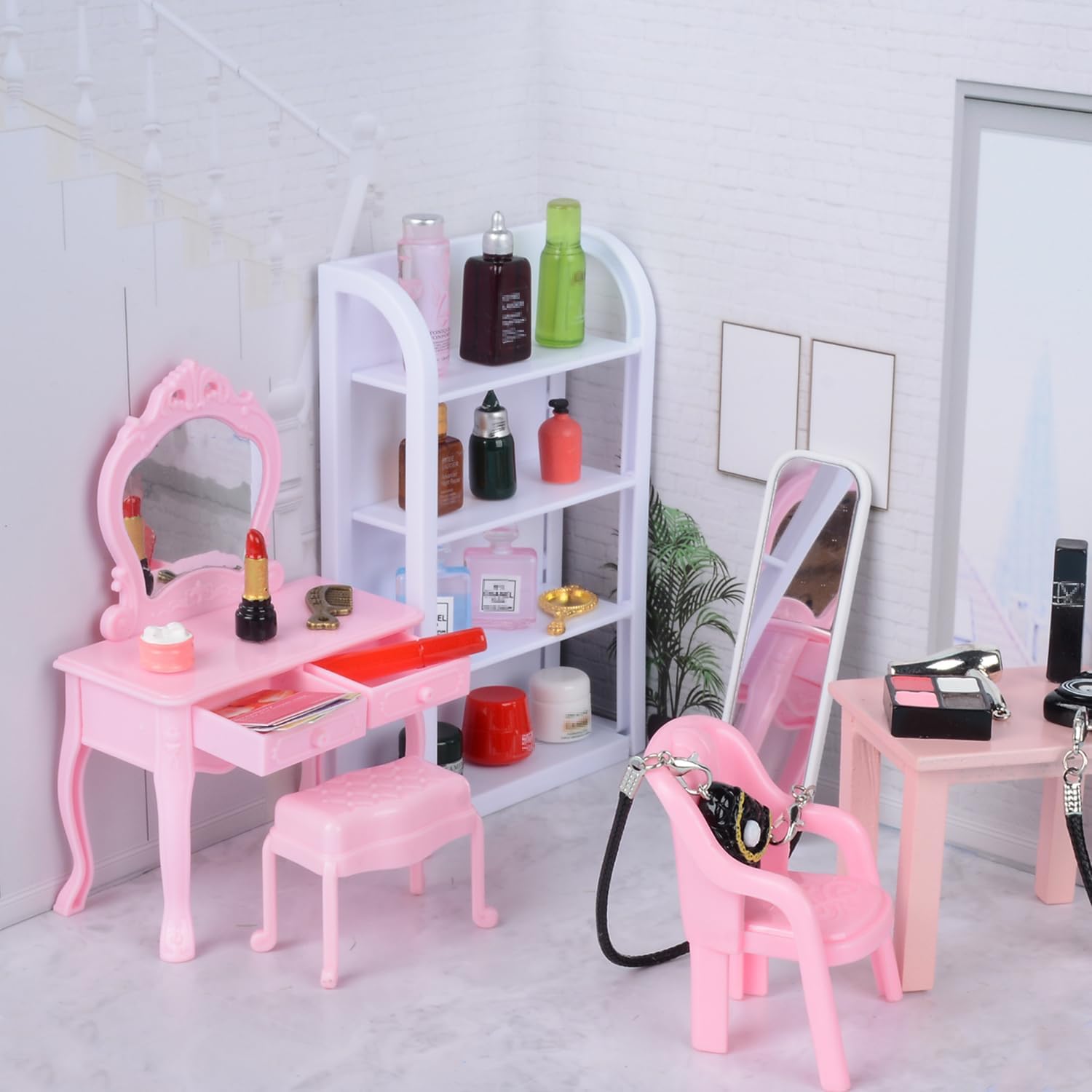 U-Zimikee 100 Pcs Dollhouse Mini Cosmetic Set，Miniature Bathroom Accessories，Mini Makeup Pretend Play Gifts for Girls，Jewelry Storage Case Shelf Handbag Camera Toiletries Dollhouse DIY Micro Scene