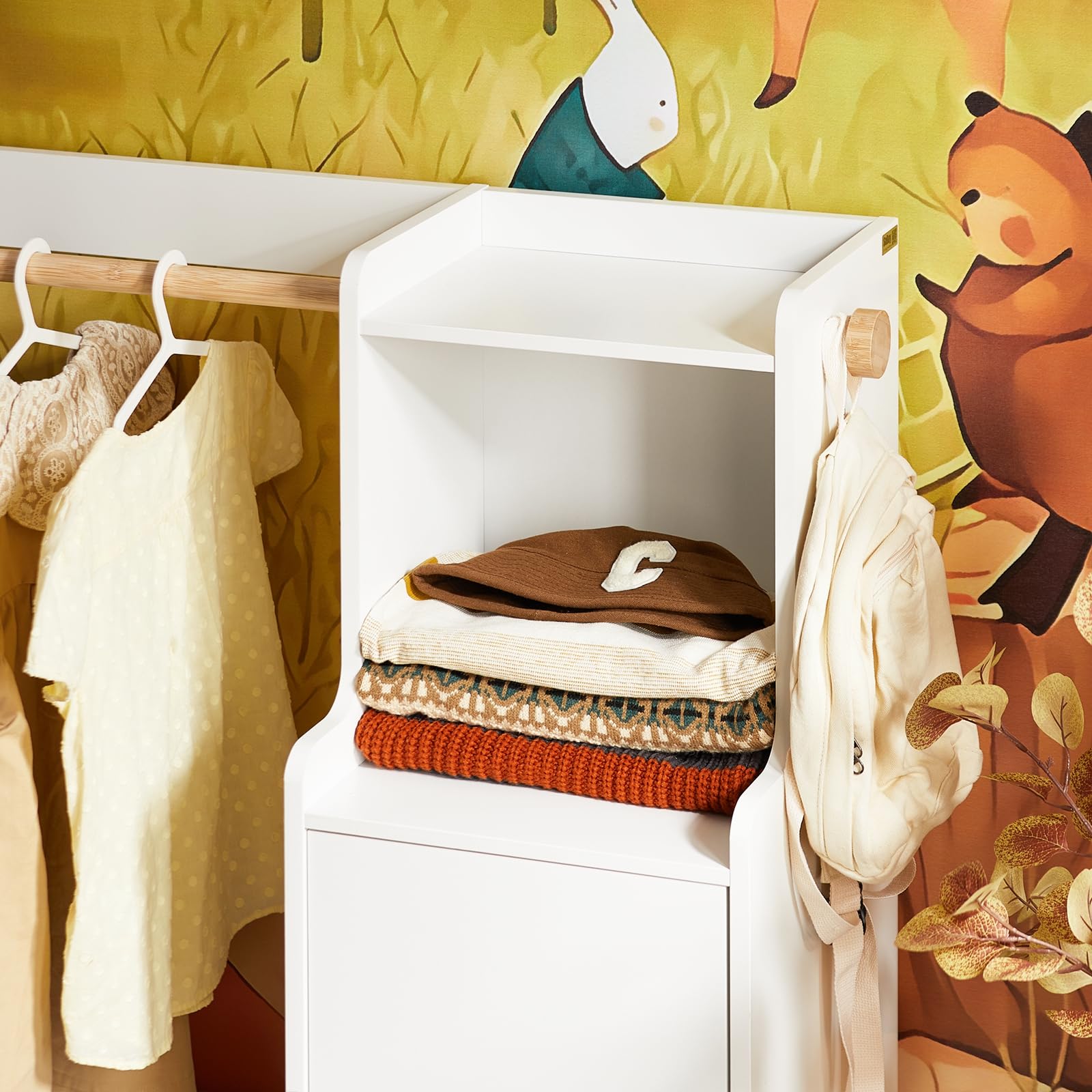 SoBuy Armario Infantil con Almacenaje Juguetes, Armario Infantil Ropa con 2 Ganchos y 4 estantes, Mueble Organizador Juguetes y Ropa Blanco 94x35x110cm KMB110-W