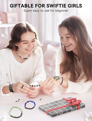 Vista 18 de ARTDOT Juego de 1400 cuentas de letras para hacer joyas, 28 estilos de cuentas del alfabeto para pulseras de amistad, cuentas surtidas de preppy