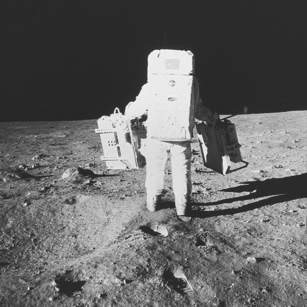 Affiche Apollo 11 Moon Walking NASA XL au fini mat pour décoration murale