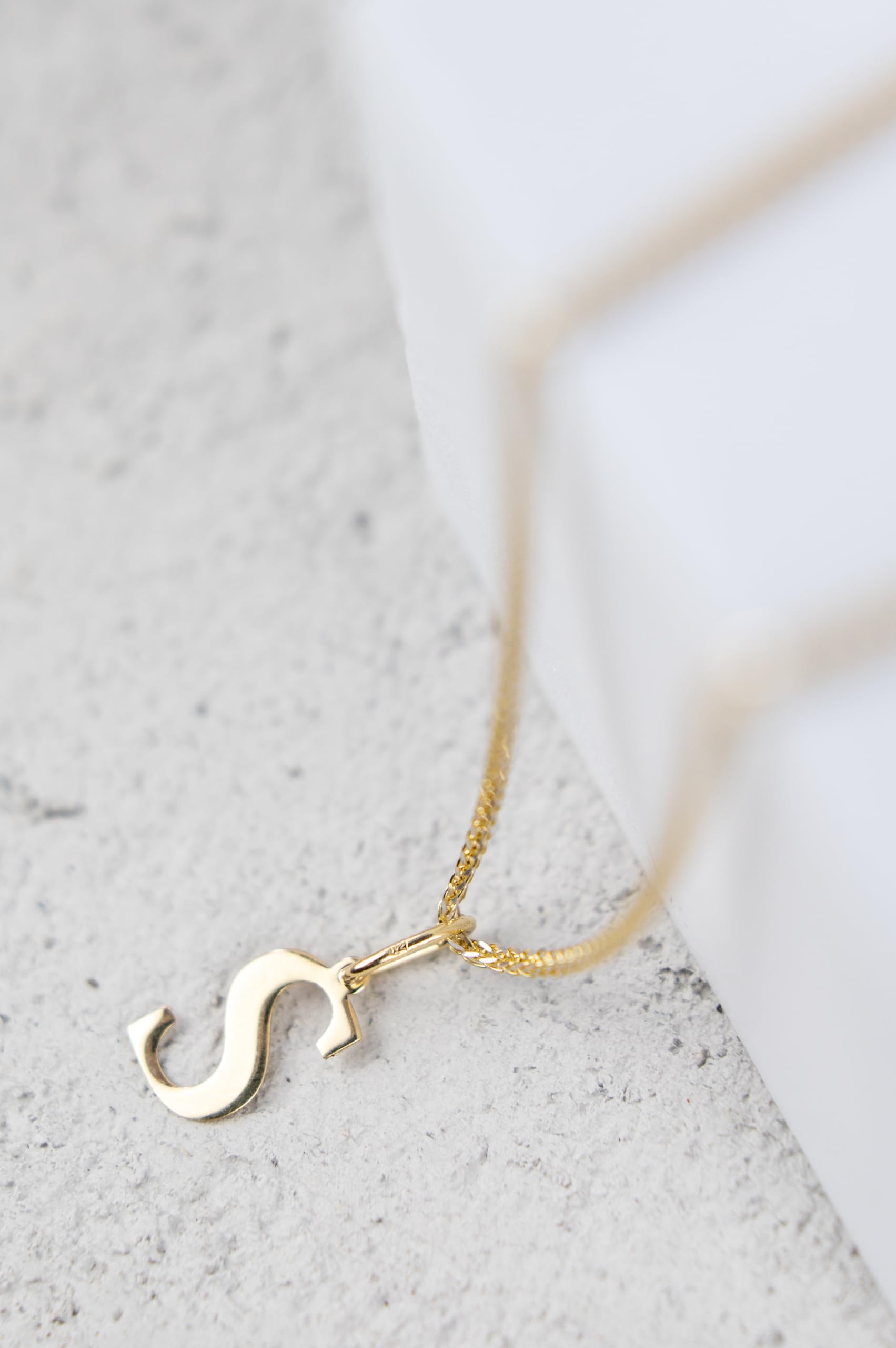 Rodium – Buchstabenanhänger S aus 585er Gelbgold – 14-Karat-Initialen-Anhänger für Halskette oder Armband – Geschenk für Frauen – hergestellt in Italien