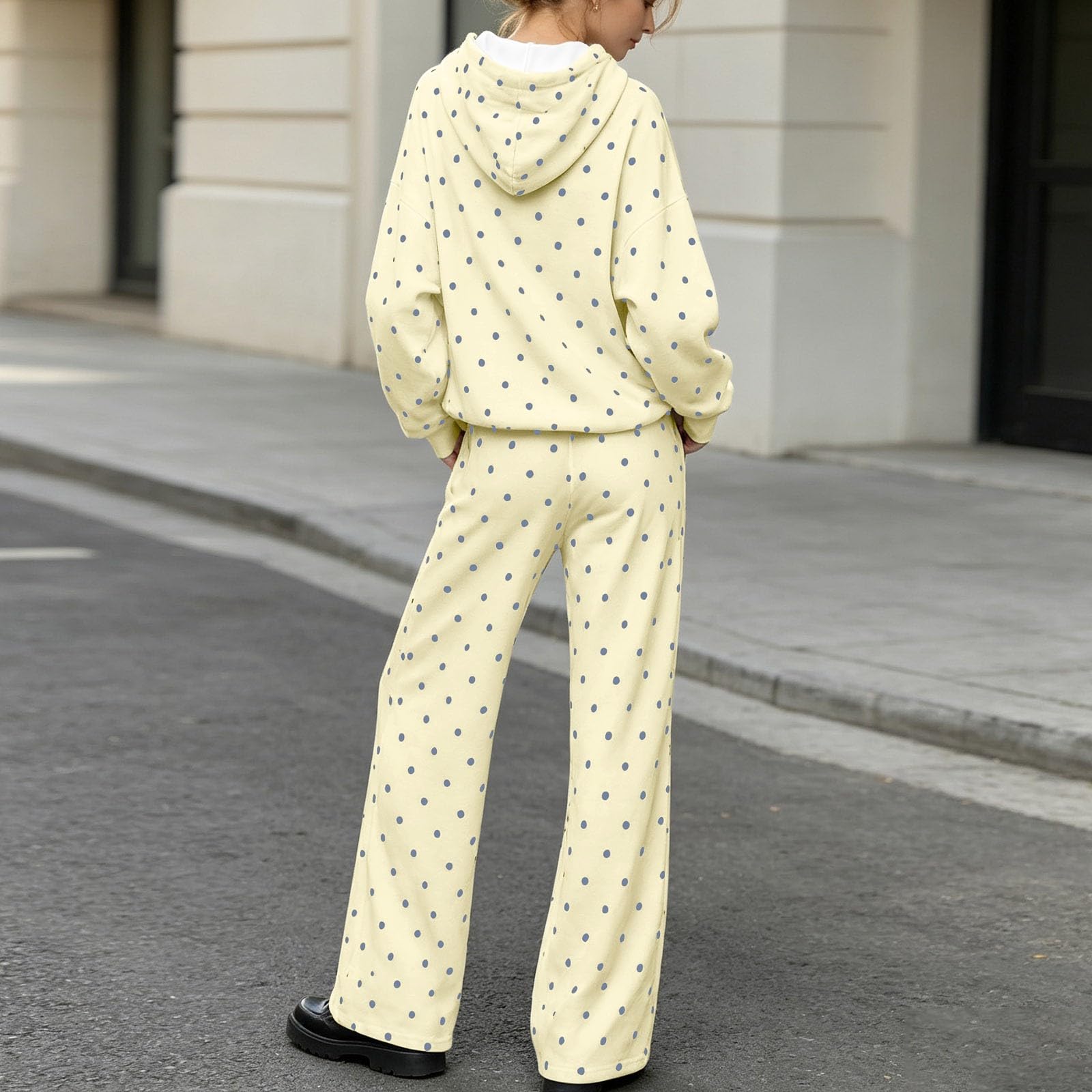Completo due pezzi con felpa con cappuccio a pois, abbigliamento casual da