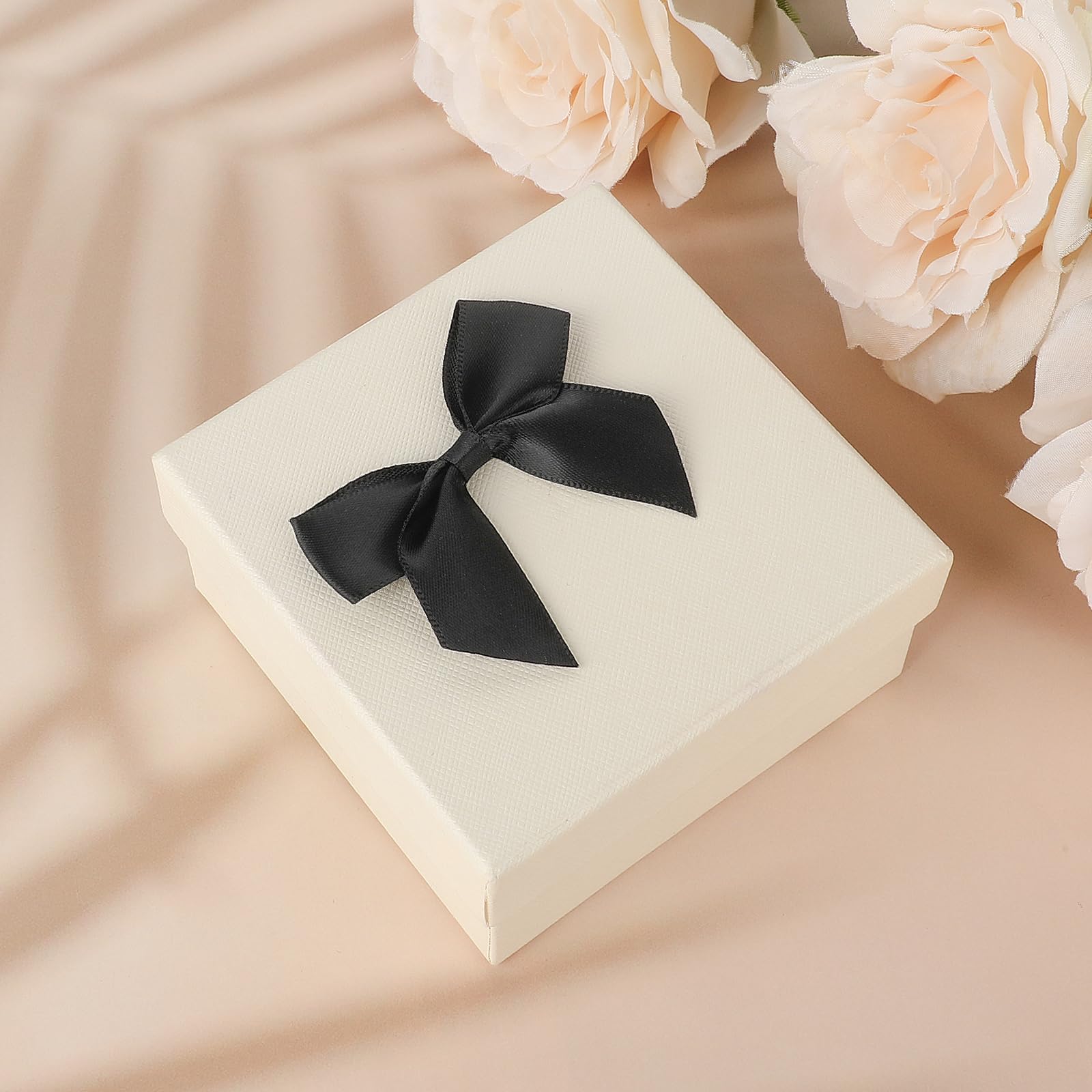 30 Stück Schwarz Schleifen Satinband Selbstklebend Handgefertigte Deko Schleifen für DIY Handwerk Hochzeit Weihnachten Valentinstag Dekoration Karte Herstellung von Verzierungen, 5 cm Breite