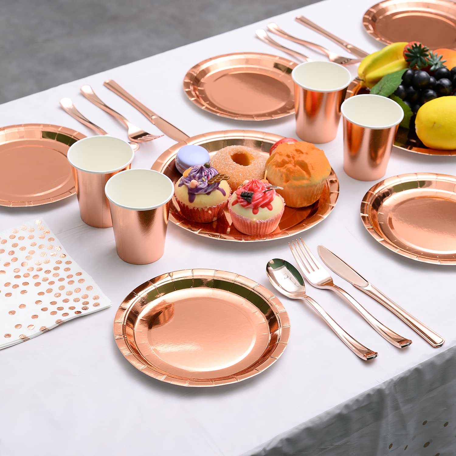 Duocute Vaisselle de Anniversaire Noire Or 99pcs Vaisselle de Fete Set Assiette en Papier Serviette Tasse Nappe Banner pour Anniversaire, Remise de Diplôme, Fête du Nouvel An, Cocktail-24 Invités
