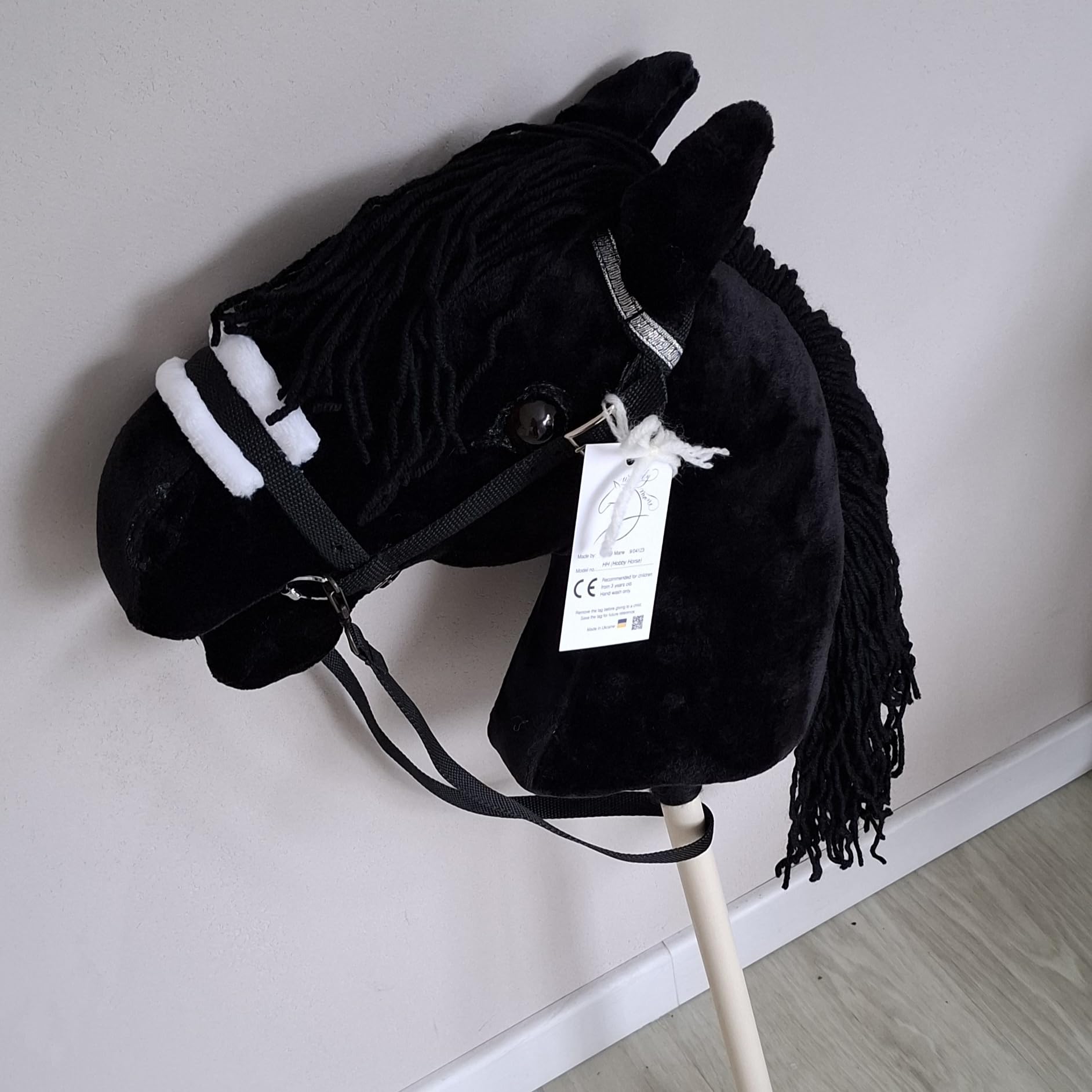 Generisch Steckenpferd A3 Schwarz – Realistisches Hobby Horse Pferd mit Abnehmbarer Trense & Langer Mähne – Großes Steckenpferd für Kinder, Hobby Horsing & Reitsport – Handgefertigt mit Zubehör