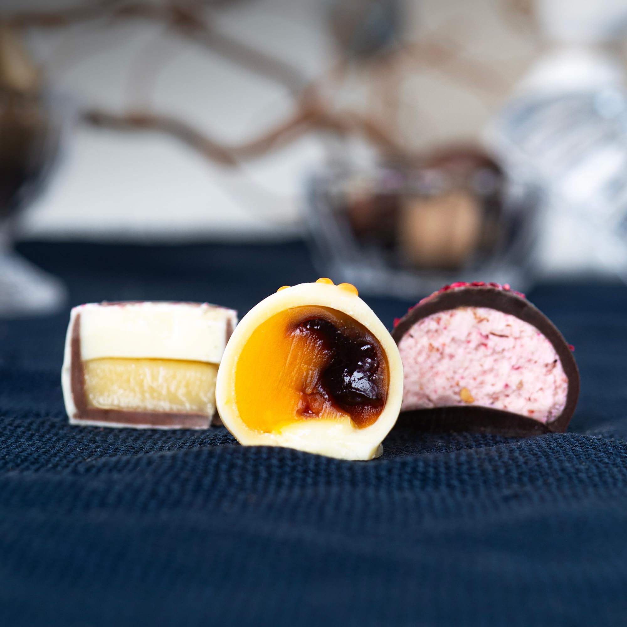 CHOCOLISSIMO - Czekoladki Wielkanocne w Pięknym Drewnianym Pudełku, 4 Ręcznie Robione Praliny, Wielkanocny Prezent dla Koneserów, Wielkanocne Czekoladowe Słodycze, Słodkie Prezenty