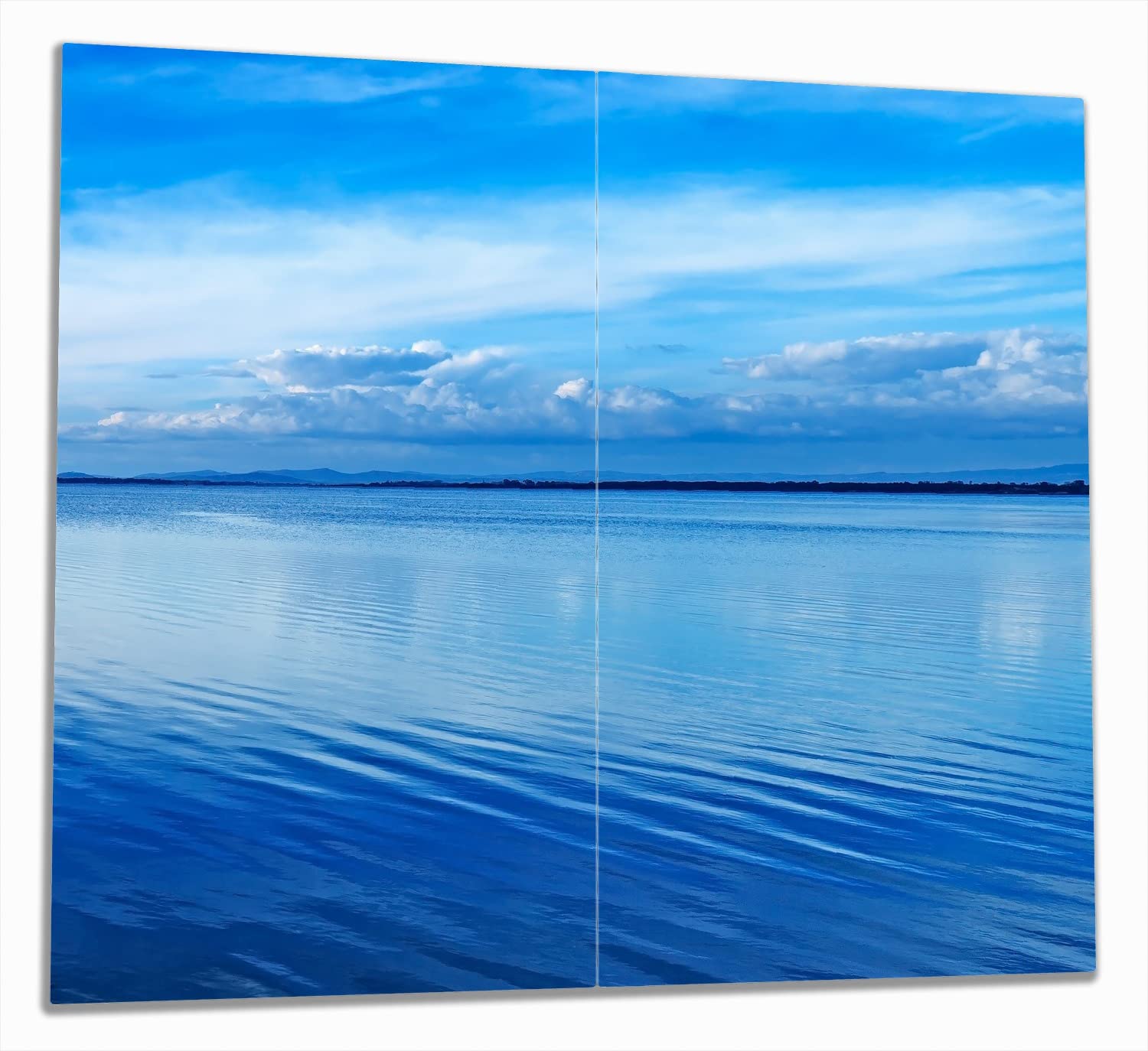 Wallario Herdabdeckplatte/Spritzschutz aus Glas, 2-teilig, 60x52cm mit 8mm hohen Füßen, für Ceran- und Induktionsherde, Blaue Meeresbucht in Italien mit Spiegelung im Wasser