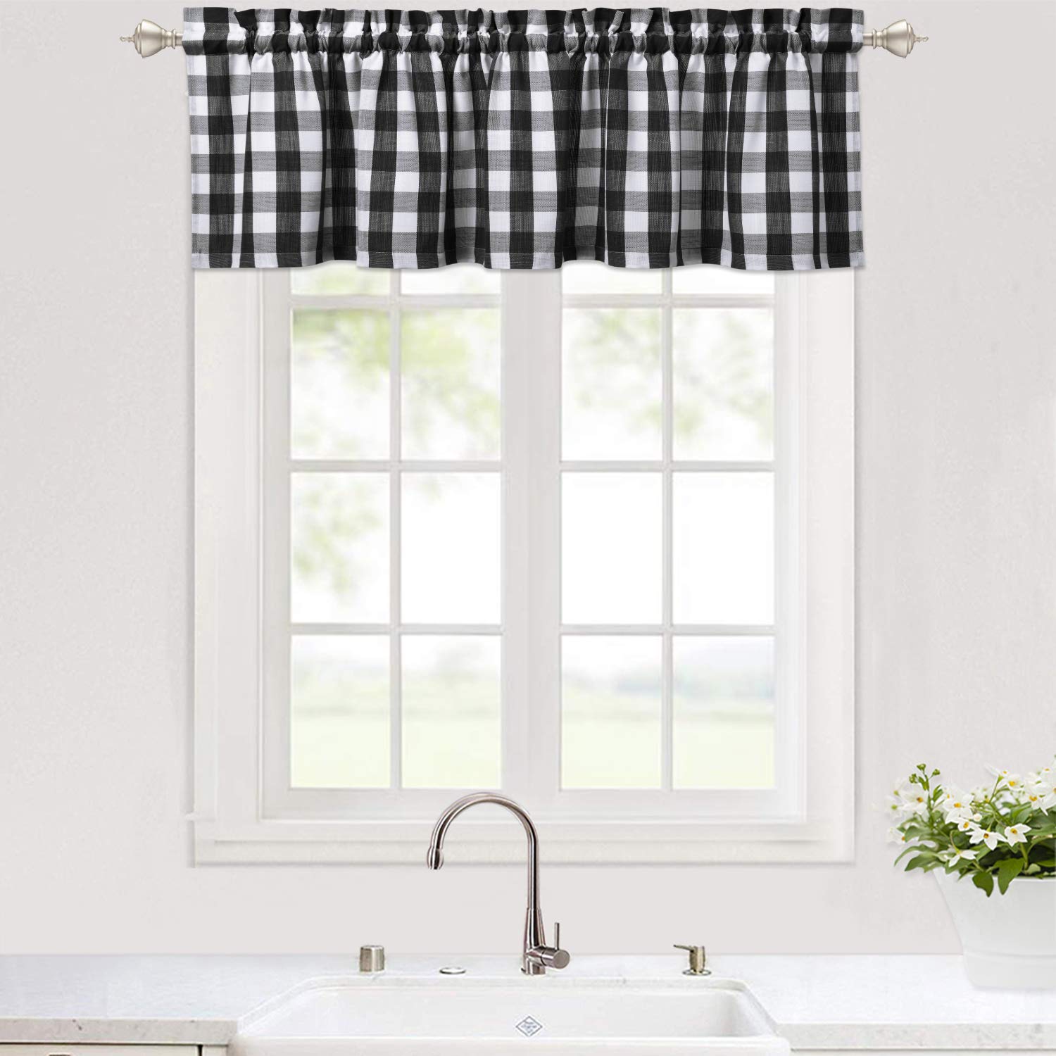 Amazon Com Haperlare Buffalo Checker Pattern Valance Curtains For Kitchen Cafe Curtains Plaid Gingham Thick Yarn Dyed Farmhouse Bathroom Window Curtains Black And White Window Treatment 56 X 15 Home Kitchen