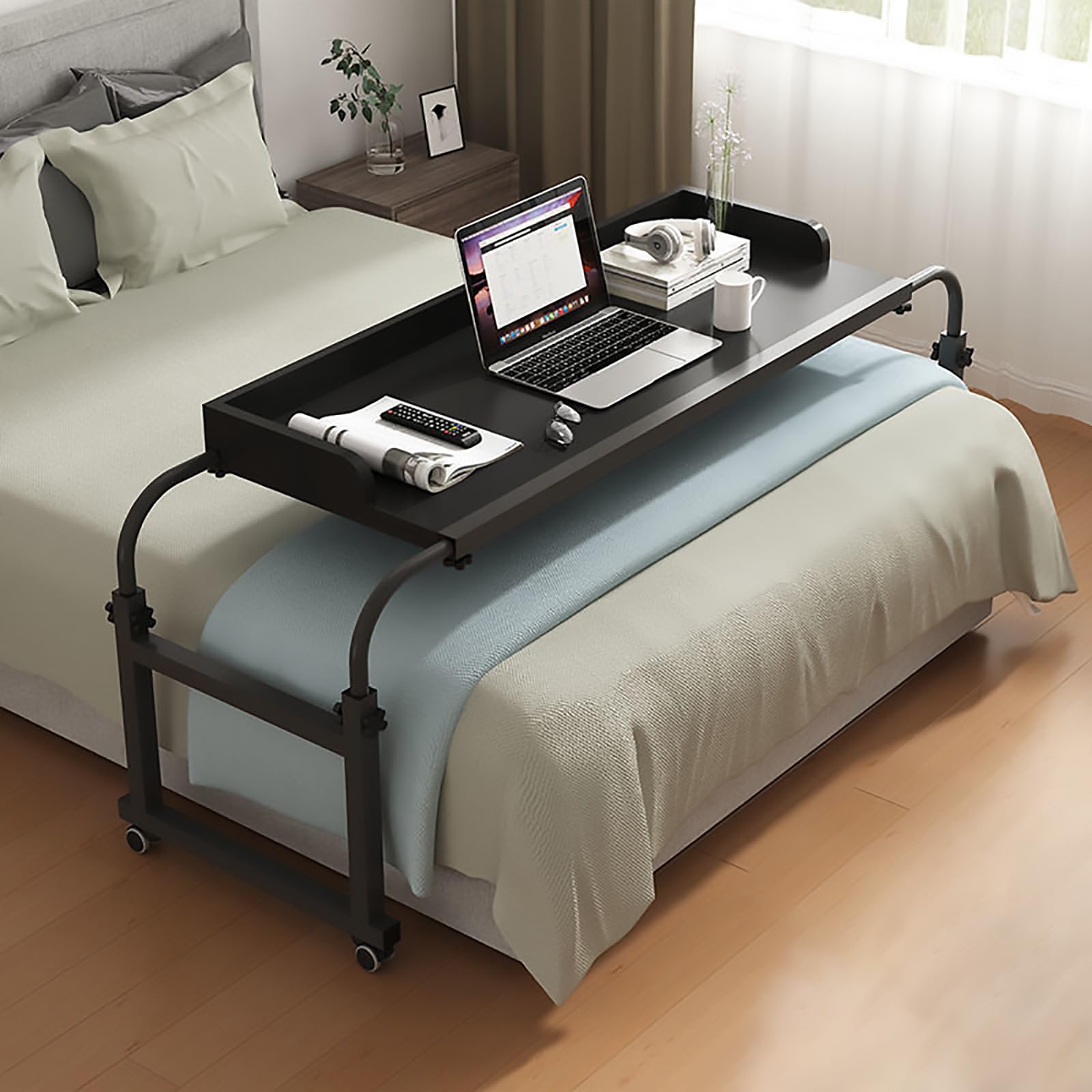 Mesa Auxiliar Ajustable con Ruedas para Cama tamaño King/Queen, Escritorio móvil para portátil, Longitud y Altura Ajustables, Color Negro, para Comer o Trabajar (140 cm).