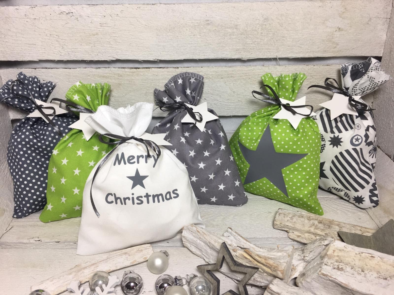 Adventskalender 24 Säckchen Grün Grau Sterne personalisiert Handmade by Sinchns Bastelzauber