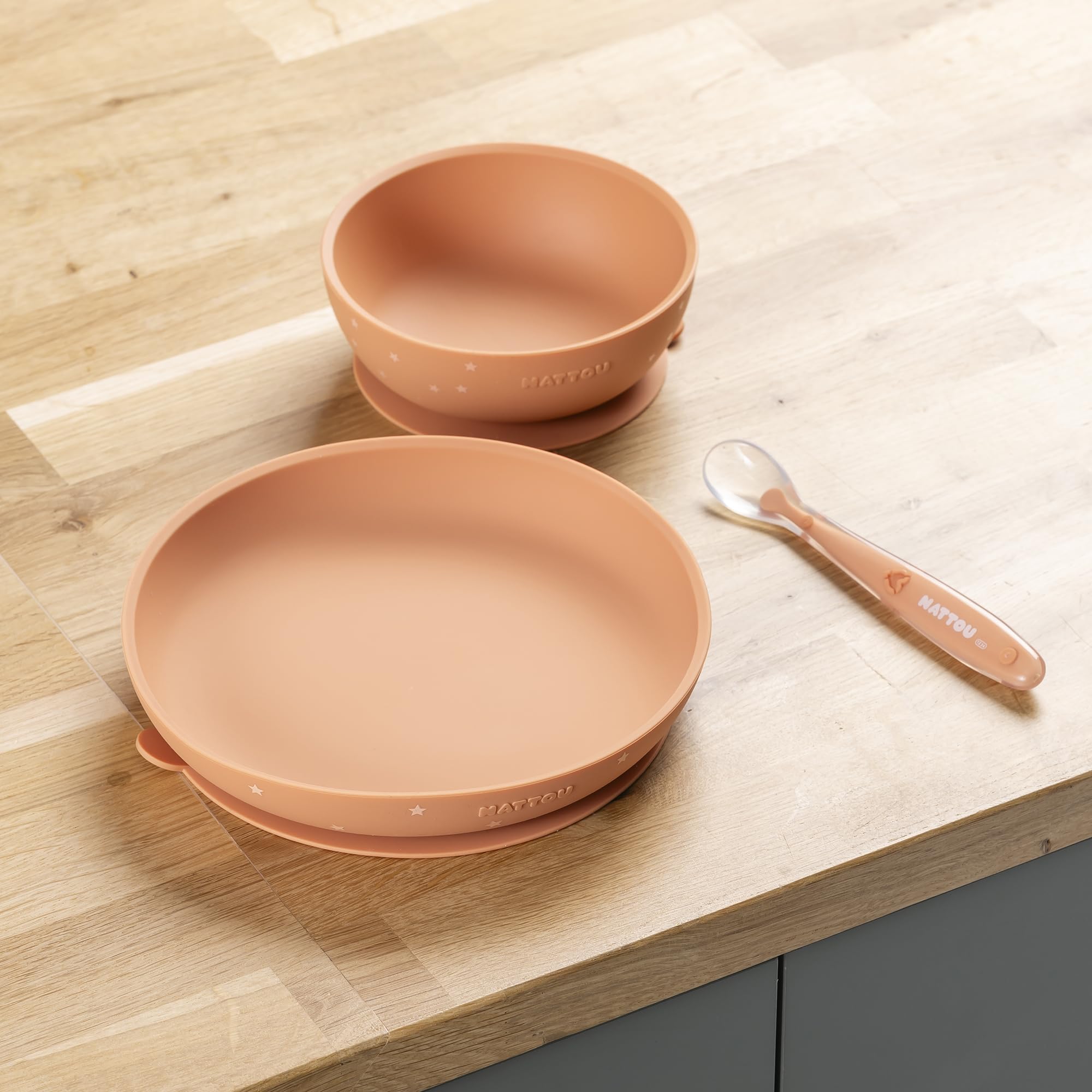 Nattou Vaisselle en Silicone pour Enfants, Set Repas 3 Pièces, 1 Cuillère, 1 Assiette, 1 Bol, Antidérapants, sans BPA, Vegan, Silicone, Motif Terracotta