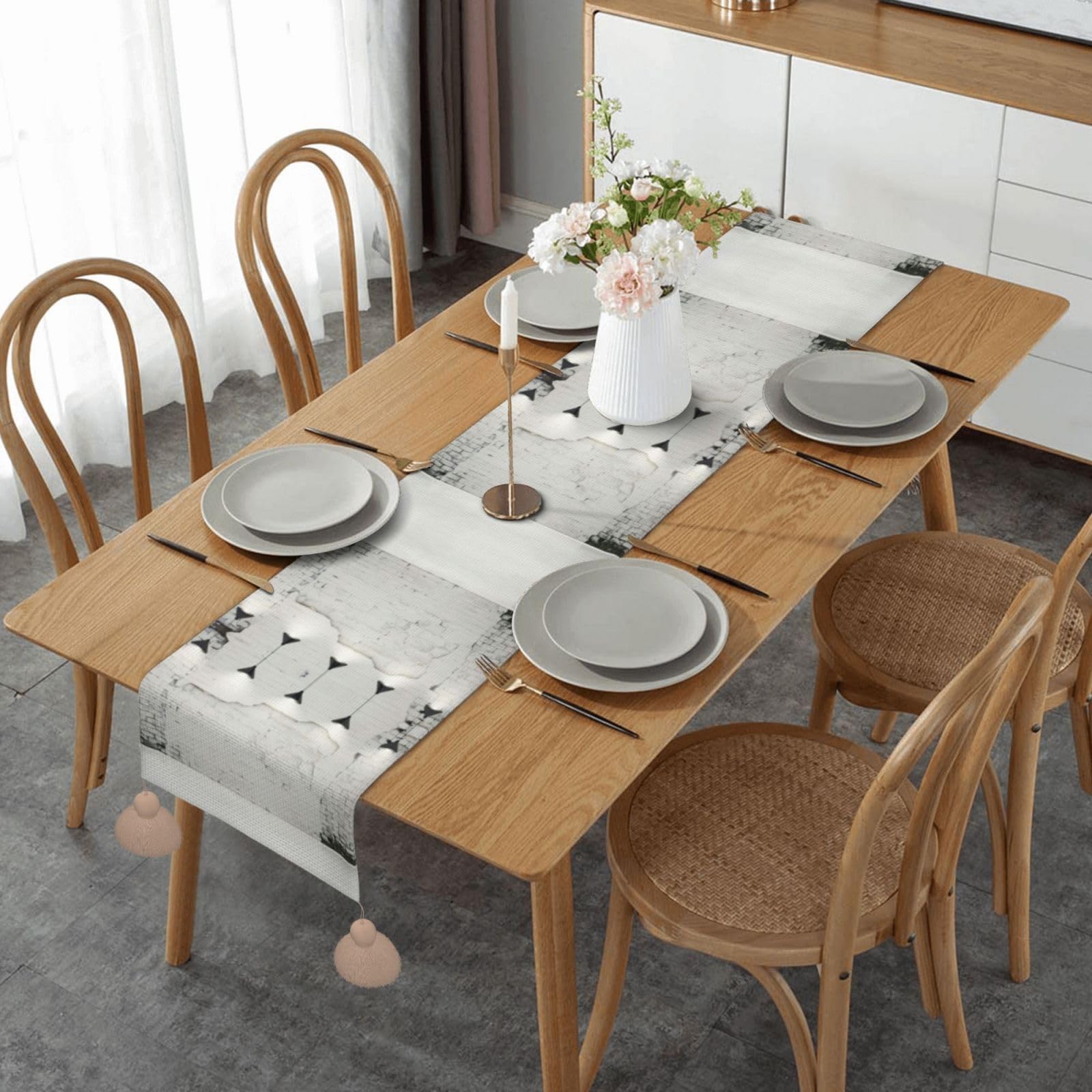 Décoration de table en macramé bohème : le chemin de table avec pompons pour fête et salle à manger