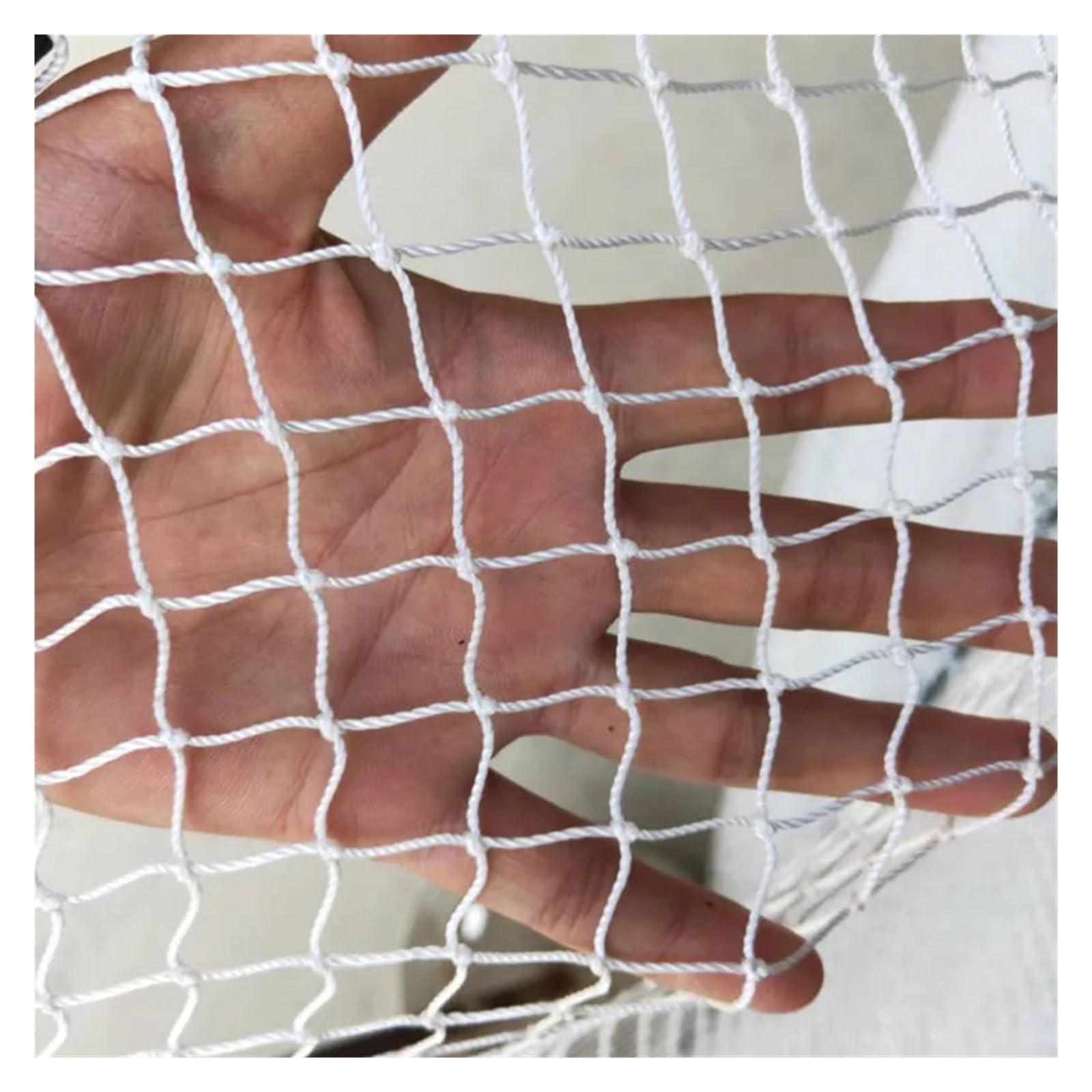 Esta Malla antipájaros de Nailon de 3,0 x 10 m, de Color Blanco, es Ideal para la protección de Jardines y Cultivos, Gatos, Perros y gallinas. Es una Malla de Pesca Duradera de