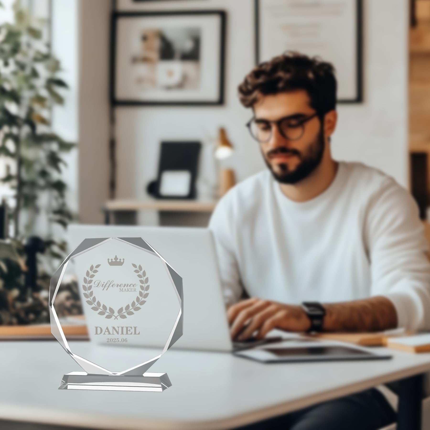 Trofeo de vidrio personalizado grabado con texto y logotipo. Placa