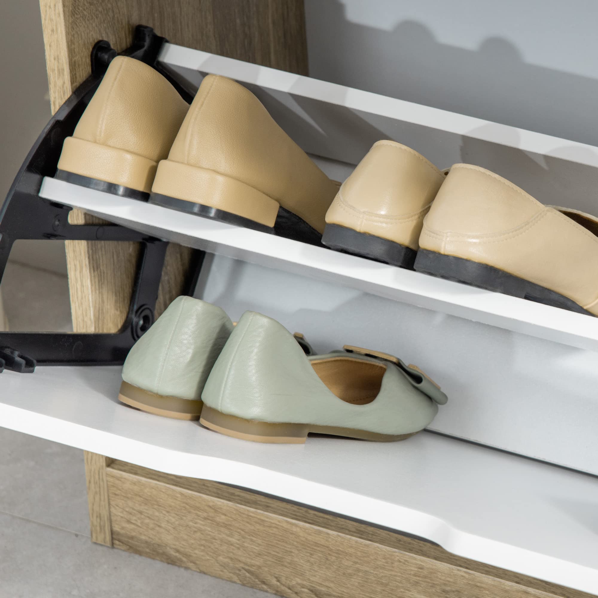 HOMCOM Scarpiera Salvaspazio Slim con 2 Ante a Ribalta, Scarpiera Ingresso con Ripiani Regolabili, Porta Scarpe per 8 Paia con Maniglia a Incavo, 62.5x26x81 cm, Color Legno e Bianco
