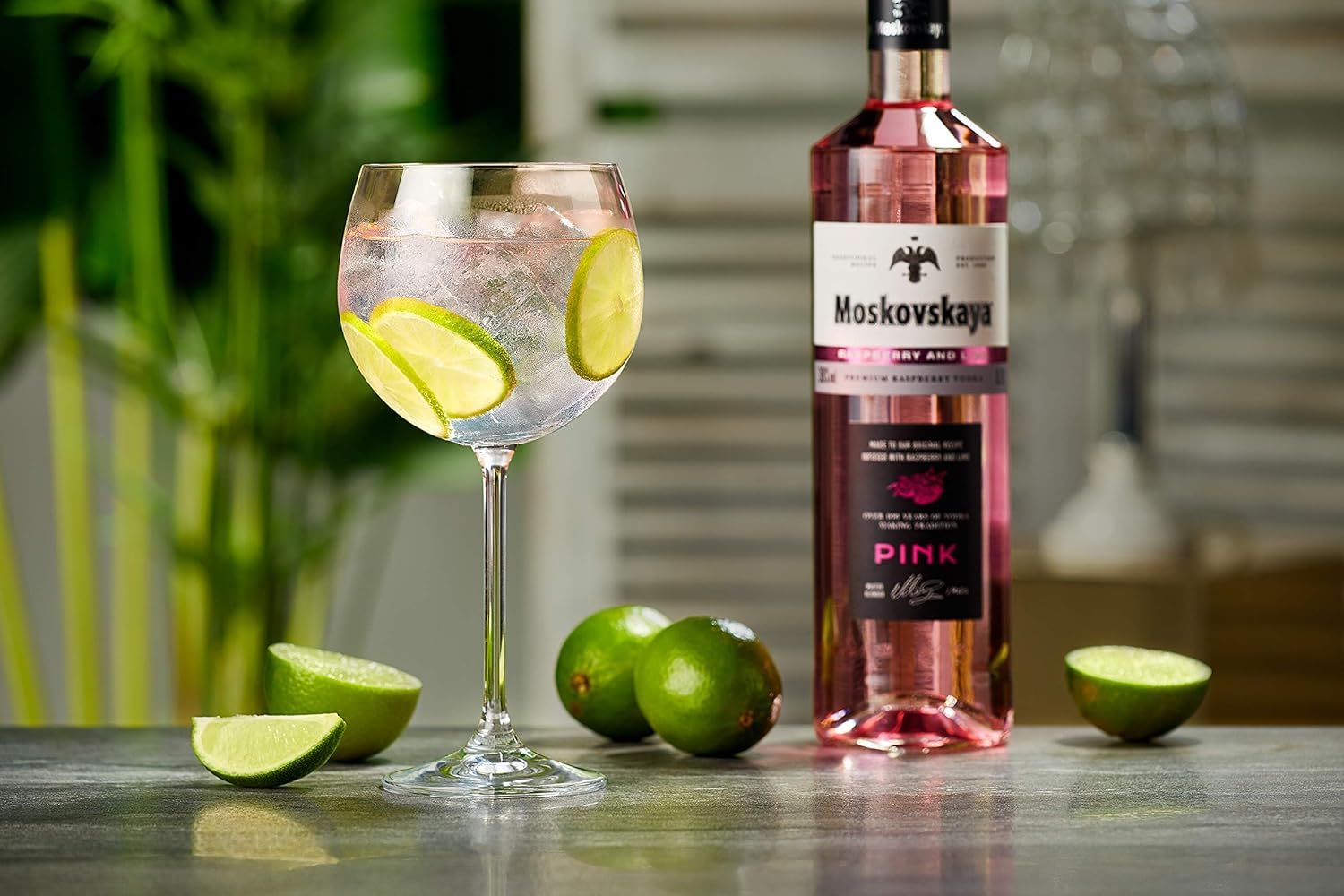 Moskovskaya Pink Vodka - Botella de vidrio de 70cl - 38% Vol. - Sabor a frambuesa y lima - Licor destilado con ingredientes naturales - Ideal para cócteles, chupitos o con hielo - Fabricado en EU