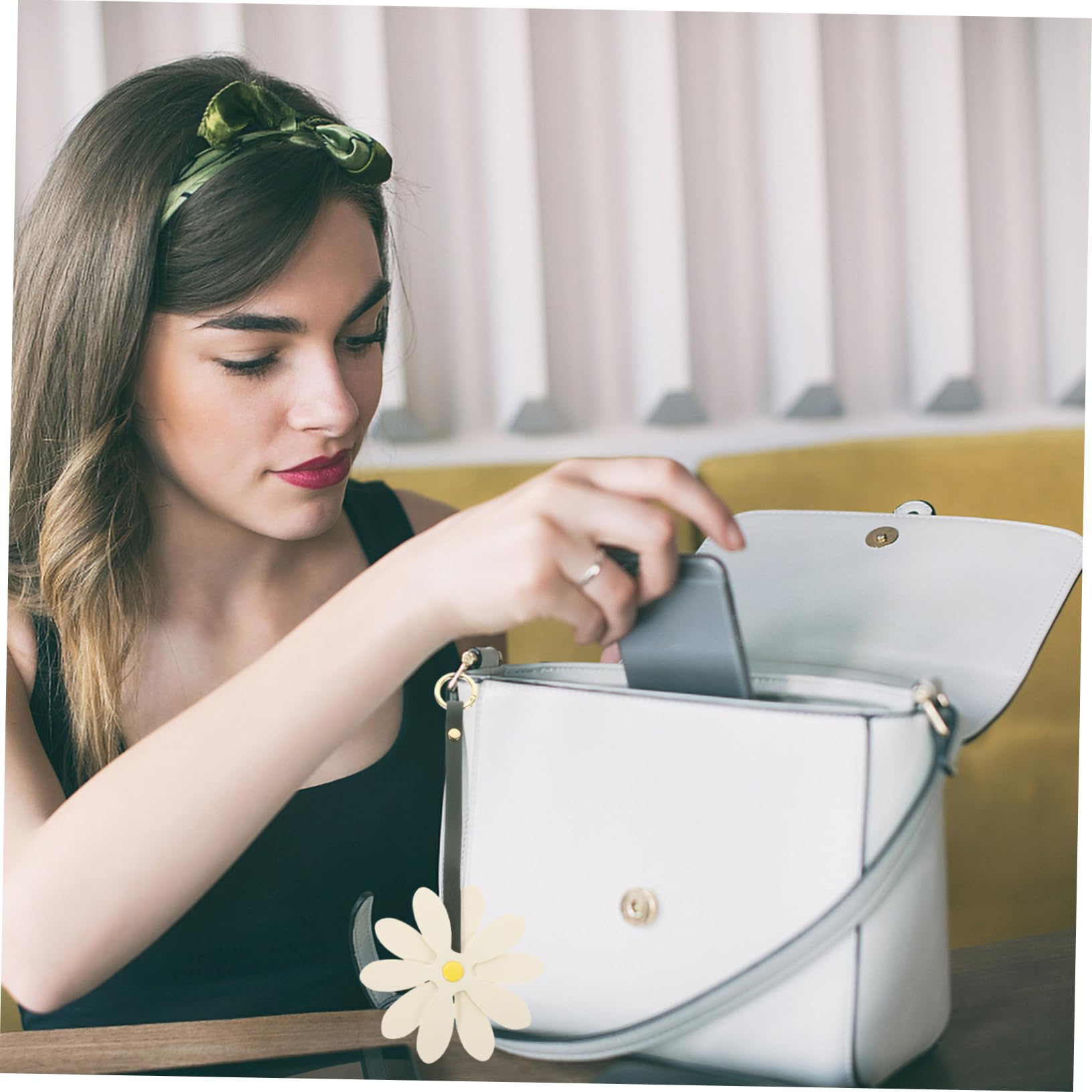 Beavorty Gänseblümchen Schlüsselanhänger Taschenanhänger Liebe Geldbörsen Schlüsselbund Schlüsselanhänger-Anhänger Blütenschlüsselung für Frauen Charme Schlüssel PU-Leder Weiß