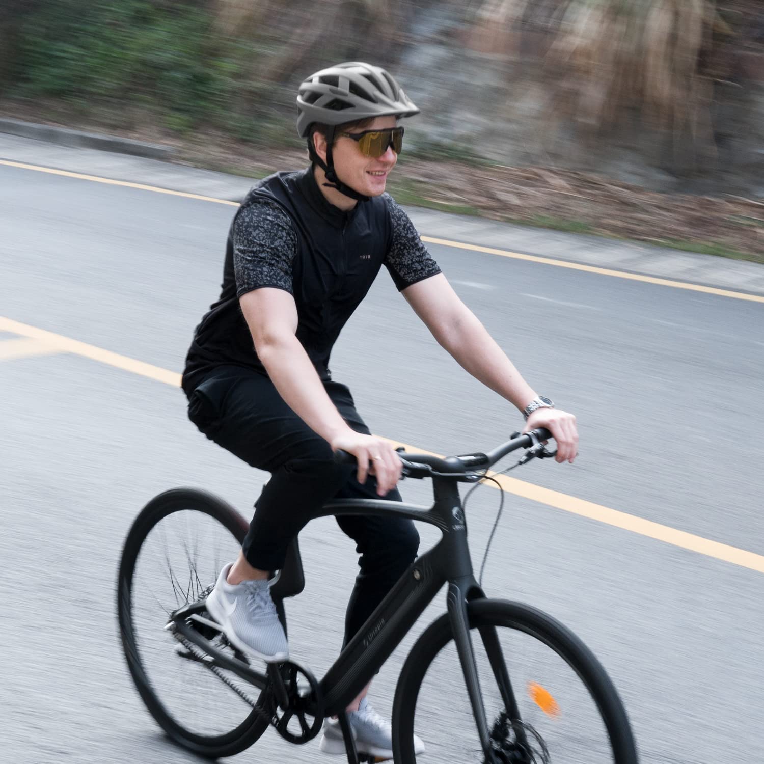 OUTDOOR MASTER Casco Bici Uomo-Donna - Modello GEM con Sistema MIPS, 25 Prese d’Aria, Visiera Removibile - Fit Regolabile - Ottimo per Ciclismo e Skateboard