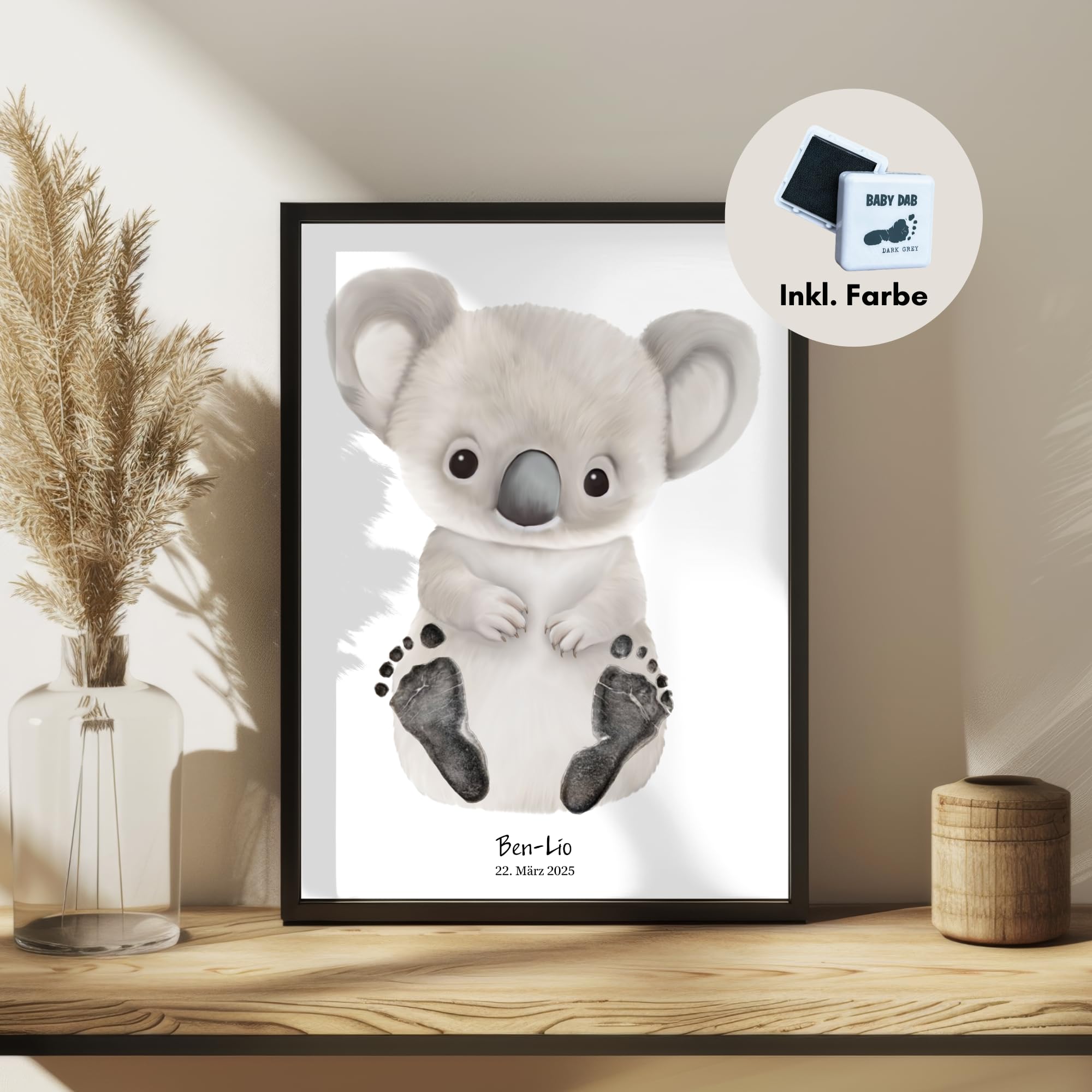 Personalisiertes Baby Fußabdruck Poster im Skandi Boho beige Stil Babyfußabdrücke auf Tier Geschenk Geburt Taufe 1. Geburtstag Junge Mädchen (Koala, DIN A4 - bis ca. 6 Monate)