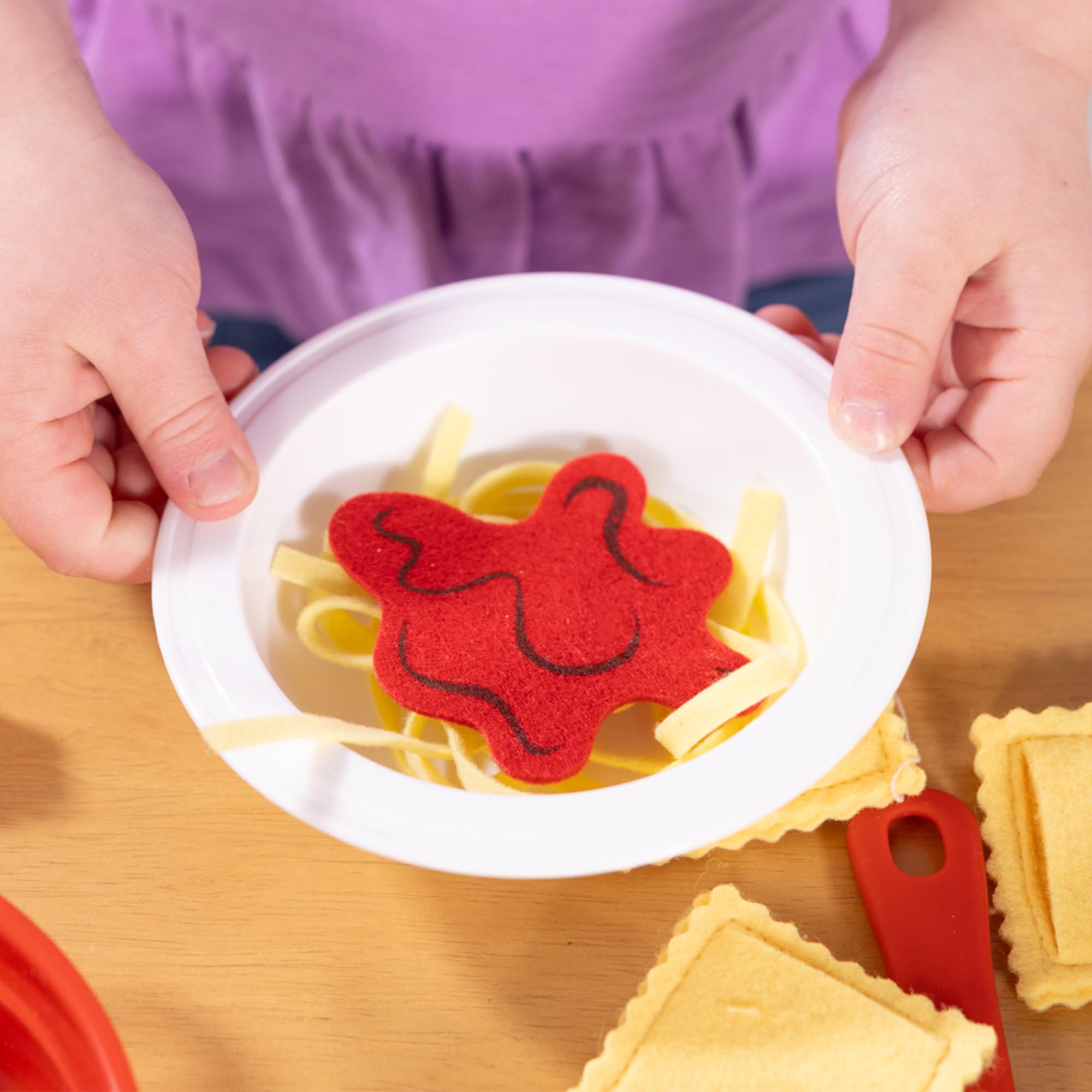 Melissa & Doug – zestaw do przygotowywania i podawania makaronu (zestaw zabawkowy, filcowy zestaw kuchenny, łatwe użytkowanie, zestaw ponad 50-elementowy, wys. 25,4 cm x szer. 22,86 cm x dł. 7,62 cm)