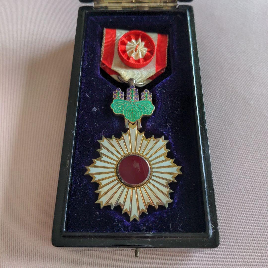 Amazon.co.jp: 勲章 旭日小綬章 勲四等旭日小綬章 略綬 共箱 旭日章  