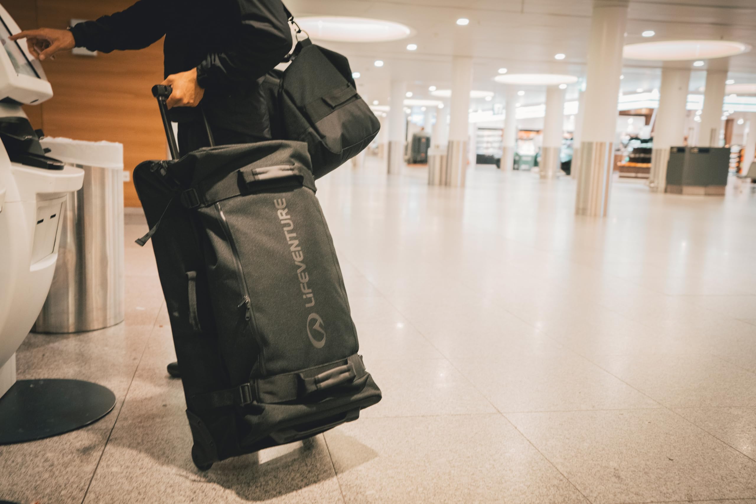 Lifeventure Expedition Clamshell Reisetasche mit Rollen, 110 l, Schwarz, Zusammenklappbarer, großer Koffer mit hartem Boden und leichtgängigen Rollen