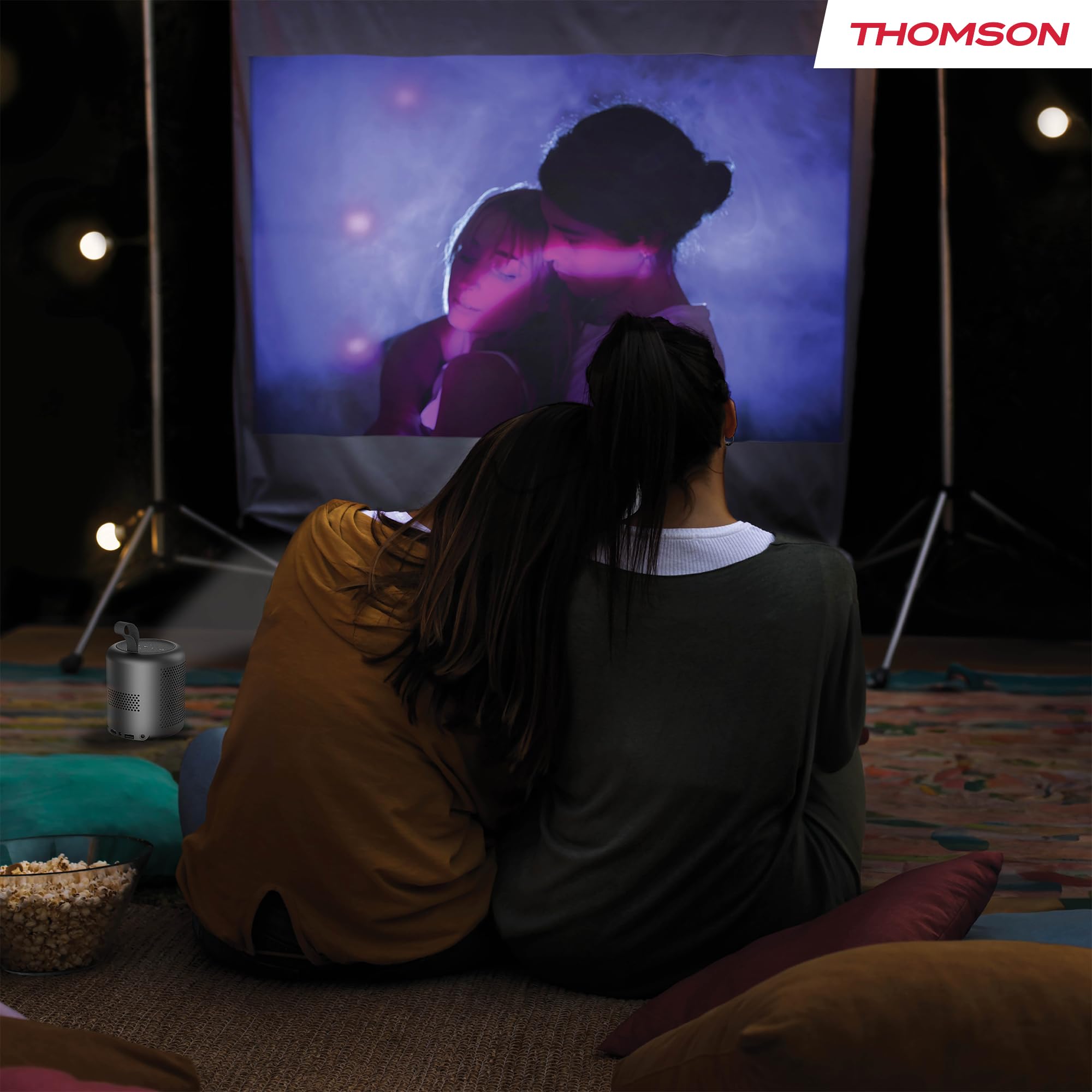 Thomson Vega PG35B Tragbarer Full HD Beamer, Smart LED Projektor mit Google TV, integriertem Akku, 350 ANSI Lumen, Autofokus, HDR10, Dolby Digital+, WiFi, Projektion an die Decke – Hartschalenkoffer