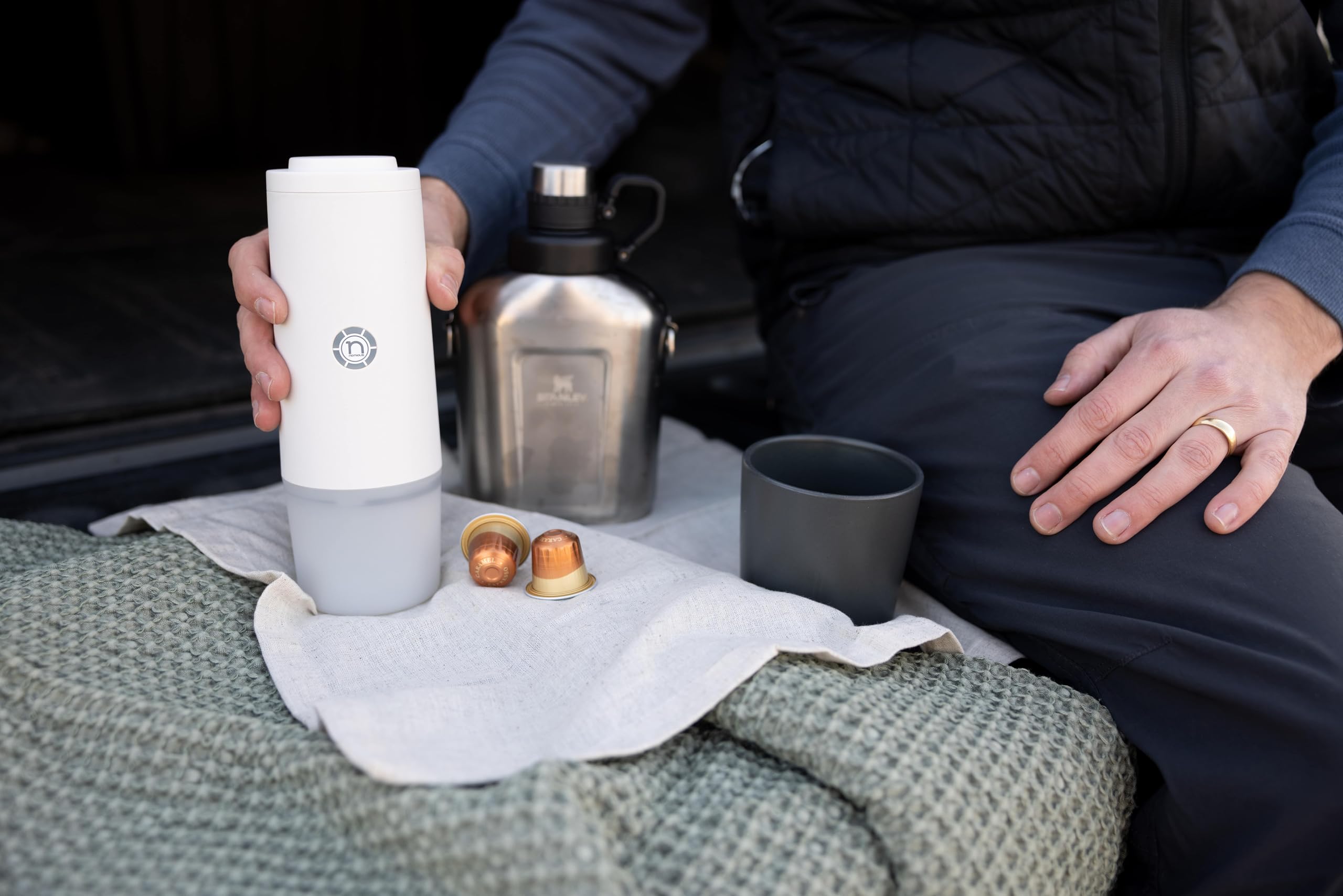 Prime Brew - Cafetera portátil con 20 bares de presión, depósito de 80 ml, preparación en frío y caliente, compatible con cápsulas Nespresso® y café en polvo, depósito de agua de acero