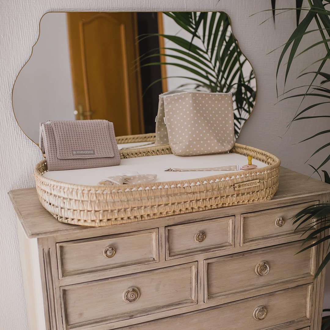 MIMUSELINA | Cesta Cambiador de Bebe de Mimbre | Con Colchon para el Cambiador de Mimbre + Funda de Muselina de Algodón | Hecha a Mano de manera Artesanal con Palma Natural | (Mint/Blanco)