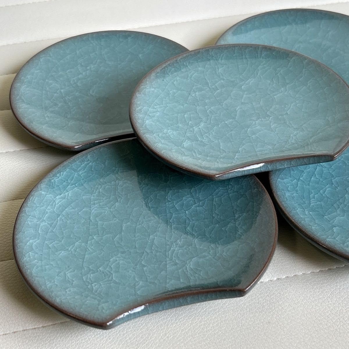 Amazon.co.jp: たち吉 九重青磁 銘々皿揃 5枚セット 貫入陶器 半月皿