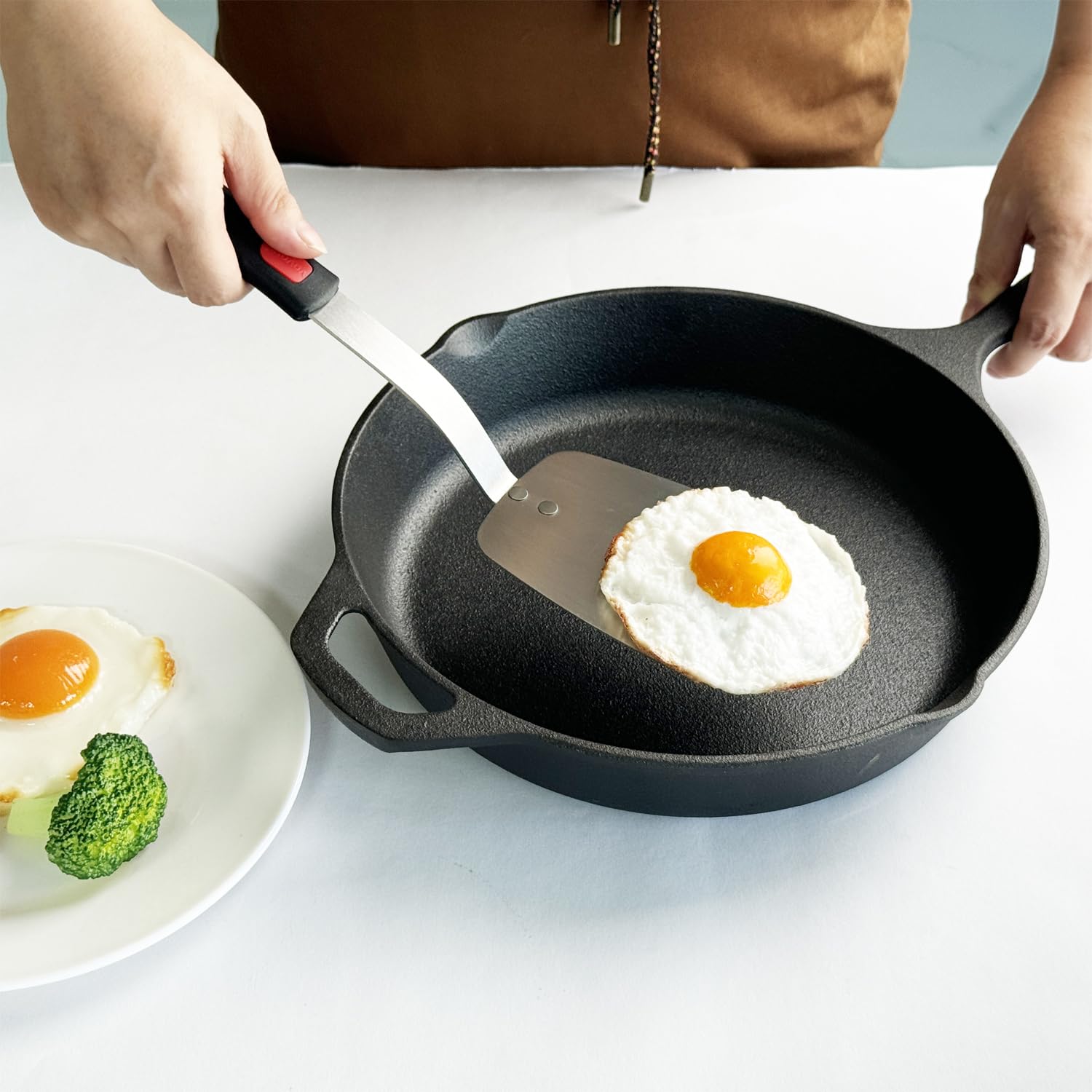 VOVOLY - Juego de 2 espátulas de acero inoxidable, espátula de metal para uso en cocina, espátula de cocina resistente, hoja ancha con borde biselado, mango de silicona resistente al calor, apto para
