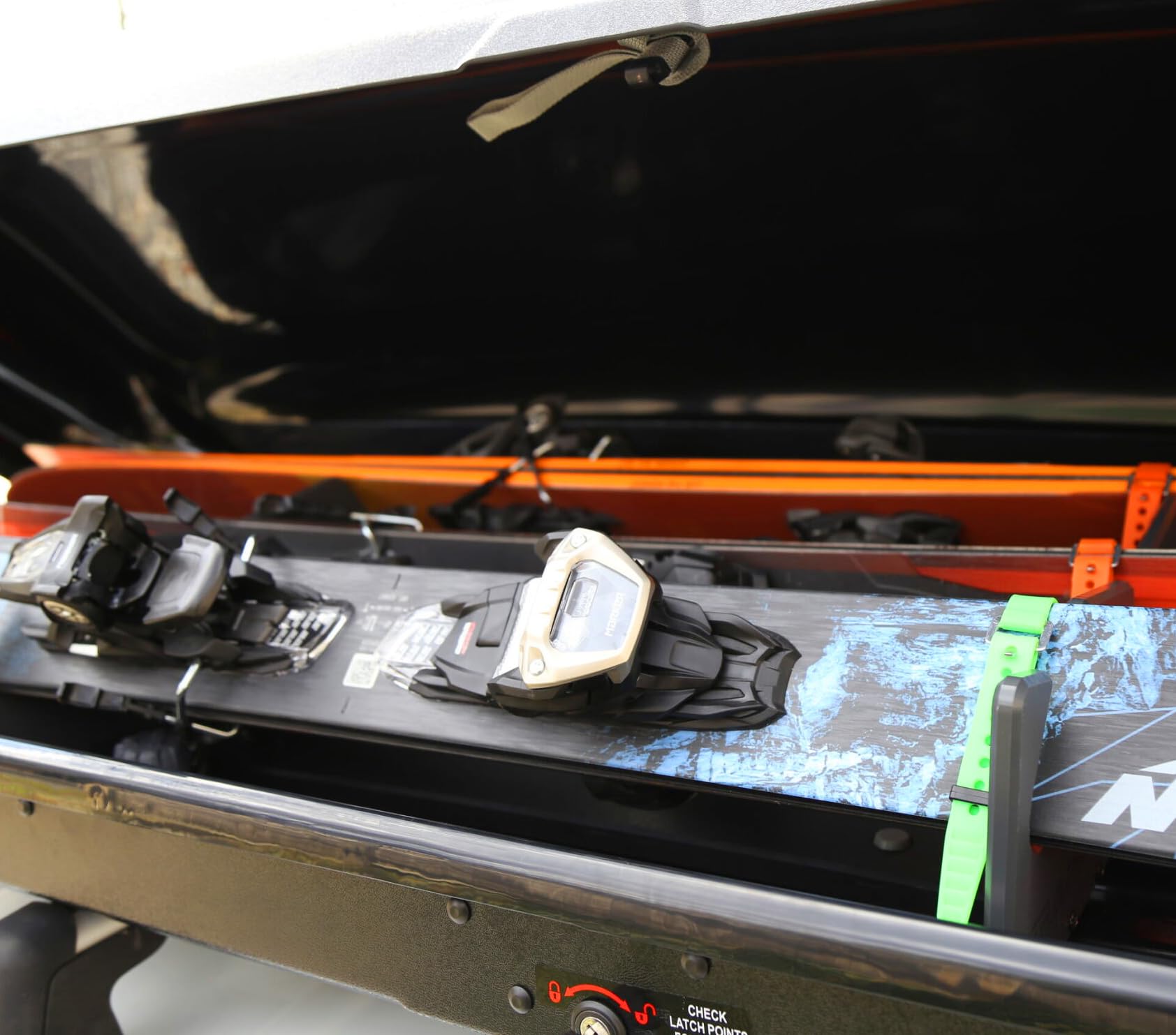 TRAPSKI Lowpro Series - Insertos de Soporte Esquis y Snowboard para Caja de Carga en el Techo, Plástico HDPE de Grado Marino, Correa Premium Incluida, Fabricado en los Estados Unidos (LOWPRO2-S)
