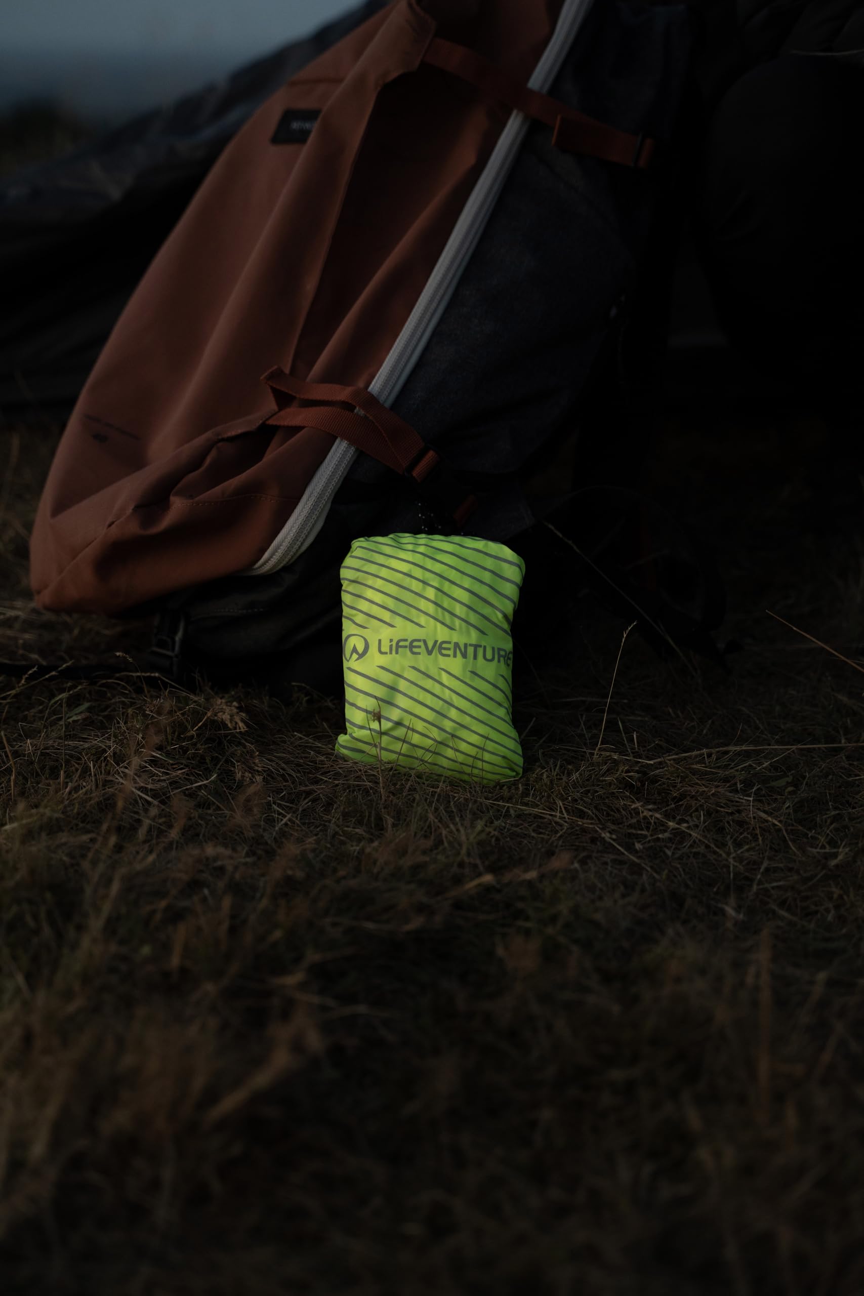 Lifeventure Housse de Pluie réfléchissante pour Sac à Dos | Haute visibilité, imperméable et résistant aux intempéries | Duke of Edinburgh (DofE)