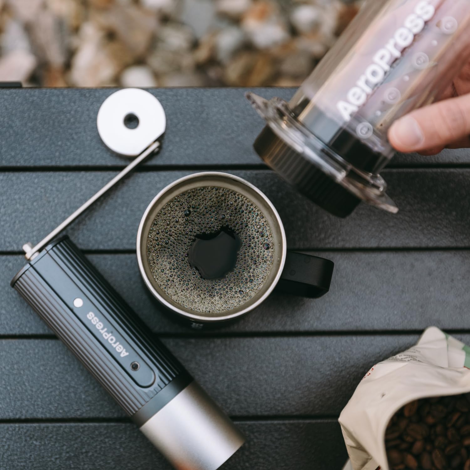 Ręczny Młynek do Kawy AeroPress - Przenośny młynek z korbką z tytanowymi żarnami stożkowymi, 60 ustawień mielenia, kompaktowy młynek podróżny do AeroPress, espresso i French Press