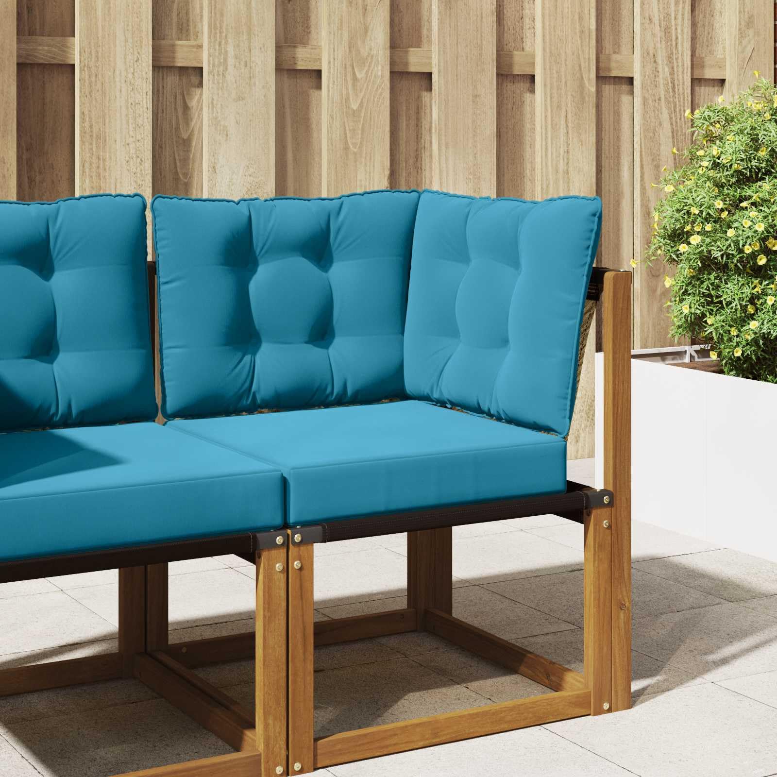 Coussin de canapé d'extérieur bleu roi pour sublimer l'ambiance de votre terrasse de jardin
