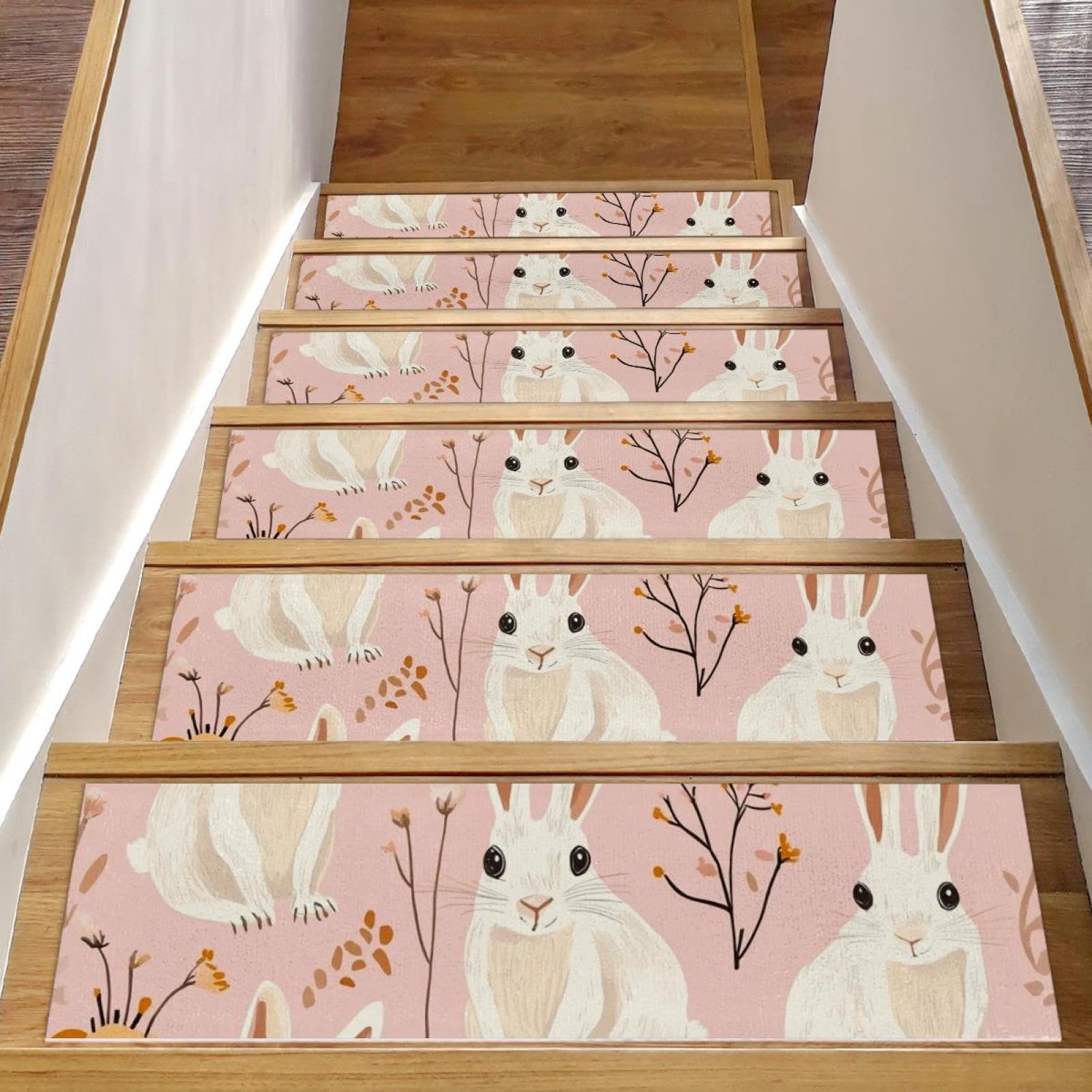 Evita resbalones en escaleras con la alfombra para peldaños de madera con diseño de conejitos