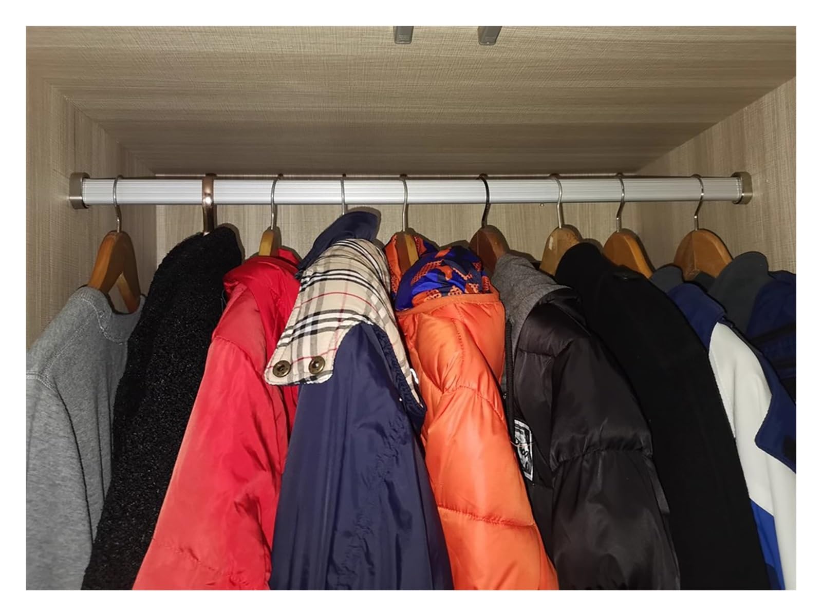Tringles de placard robustes pour aménager un dressing de chambre à coucher organisé
