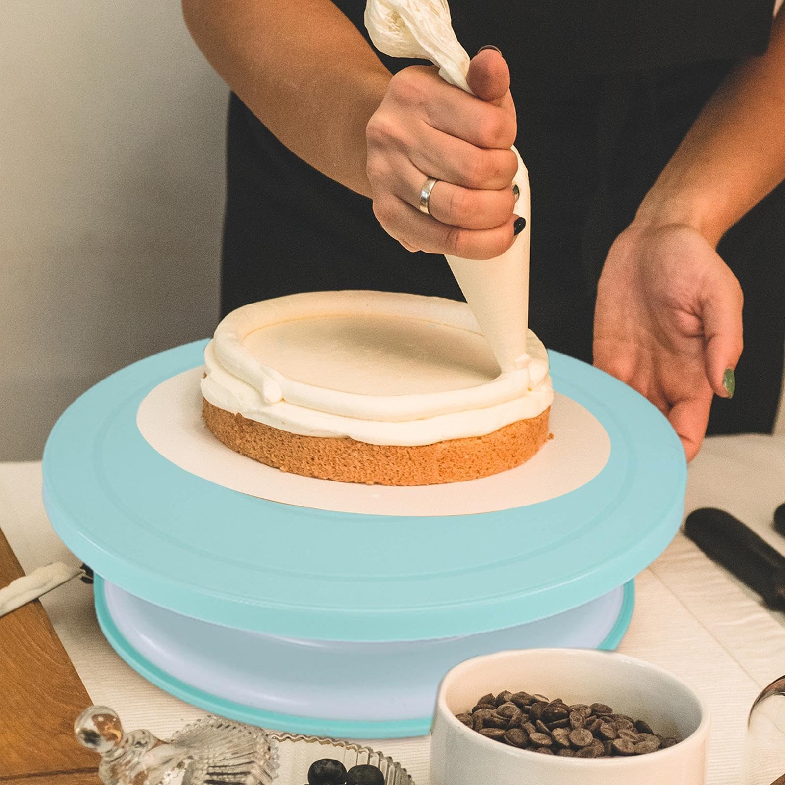 Drehteller zum Dekorieren von Kuchen – Ständer für Kuchendekoration in Lebensmittelqualität, sanfte, geräuschlose Drehung, Set mit Backzubehör, einschließlich 1 Spatel, 3 Zuckergus