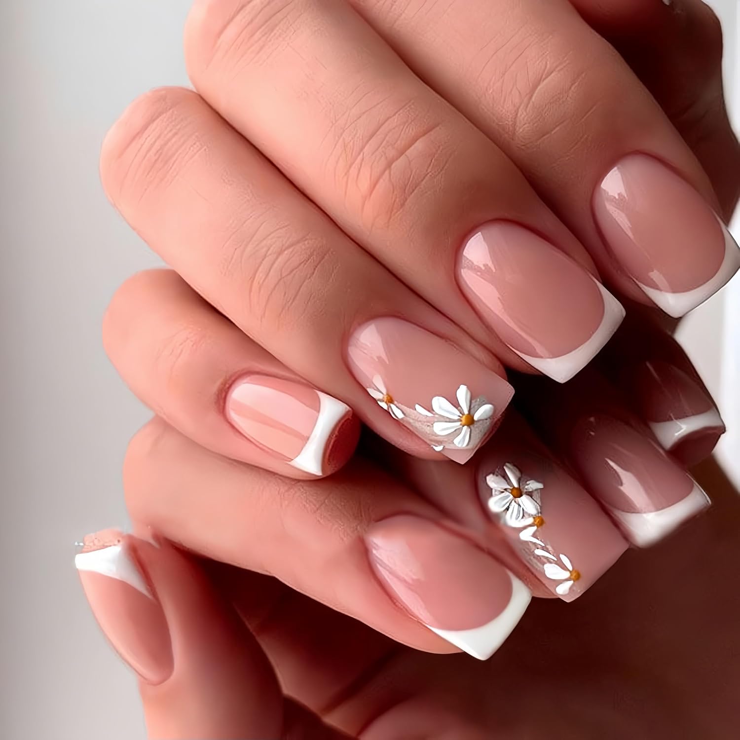 French Nude Press On Nails Short Square, Summer Fake Nails with White French Tip and 3D Daisy Flower Design, Glossy Gel Finish Acrylic Nails, Natural Reusable Glue On Nails for Women