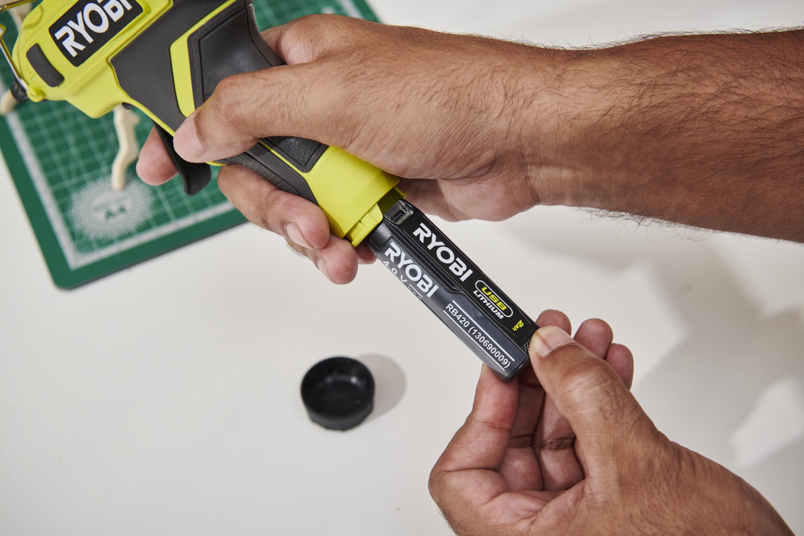 RYOBI - Pistolet à colle 4V - chauffe en 3 min - indicateur de chauffe - 170°C - diam. bâtons de colle 11 mm - Livré avec 3 bâtons de colle